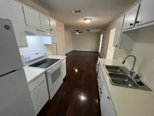 Apartment For Rent in Dallas County , 8127 Stonehurst Street 5, Dallas, Texas 75217, 2 Bedroom, 1 Bathroom, Garage spaces, 1,050 Sqft, built in 1987, Preowned, mls#21240317, Real Estate Agent in Dallas, Homes For Rent in Dallas county, Homes For Rent in Dallas, Realtor in Dallas Texas, Real Estate Brokerage Independent Realty Texas, Luminita Cordes Realtor