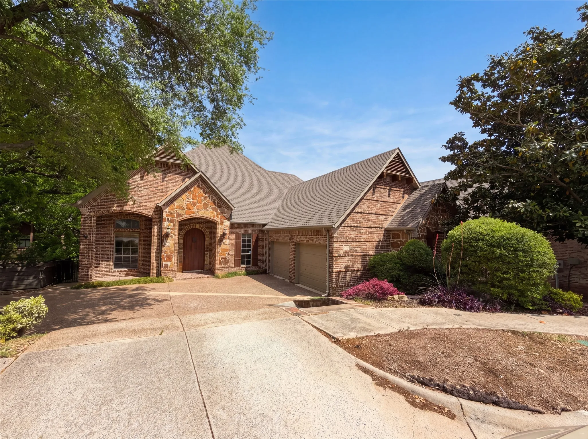 Single Family Residence For Sale in Dallas County , 1309 Winding Brook Drive, Garland, Texas 75044, 4 Bedroom, 4 Bathroom, 2 Garage spaces, 3,570 Sqft, built in 2001, mls#21240316, Real Estate Agent in Garland, Homes For Sale in Dallas county, Homes For Sale in Garland, Realtor in Garland Texas, Real Estate Brokerage Independent Realty Texas, Luminita Cordes Realtor