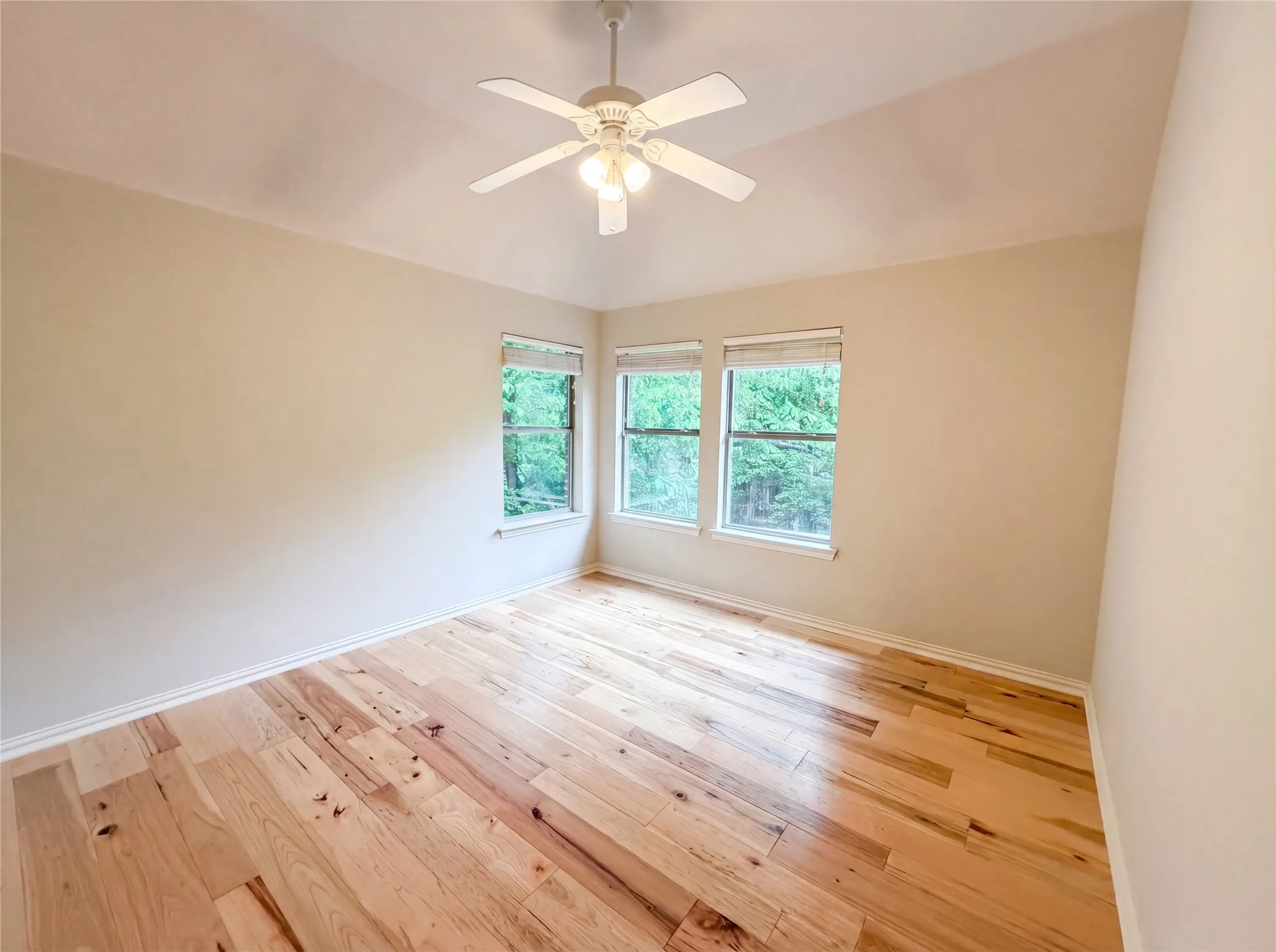 Single Family Residence For Sale in Dallas County , 1309 Winding Brook Drive, Garland, Texas 75044, 4 Bedroom, 4 Bathroom, 2 Garage spaces, 3,570 Sqft, built in 2001, mls#21240316, Real Estate Agent in Garland, Homes For Sale in Dallas county, Homes For Sale in Garland, Realtor in Garland Texas, Real Estate Brokerage Independent Realty Texas, Luminita Cordes Realtor