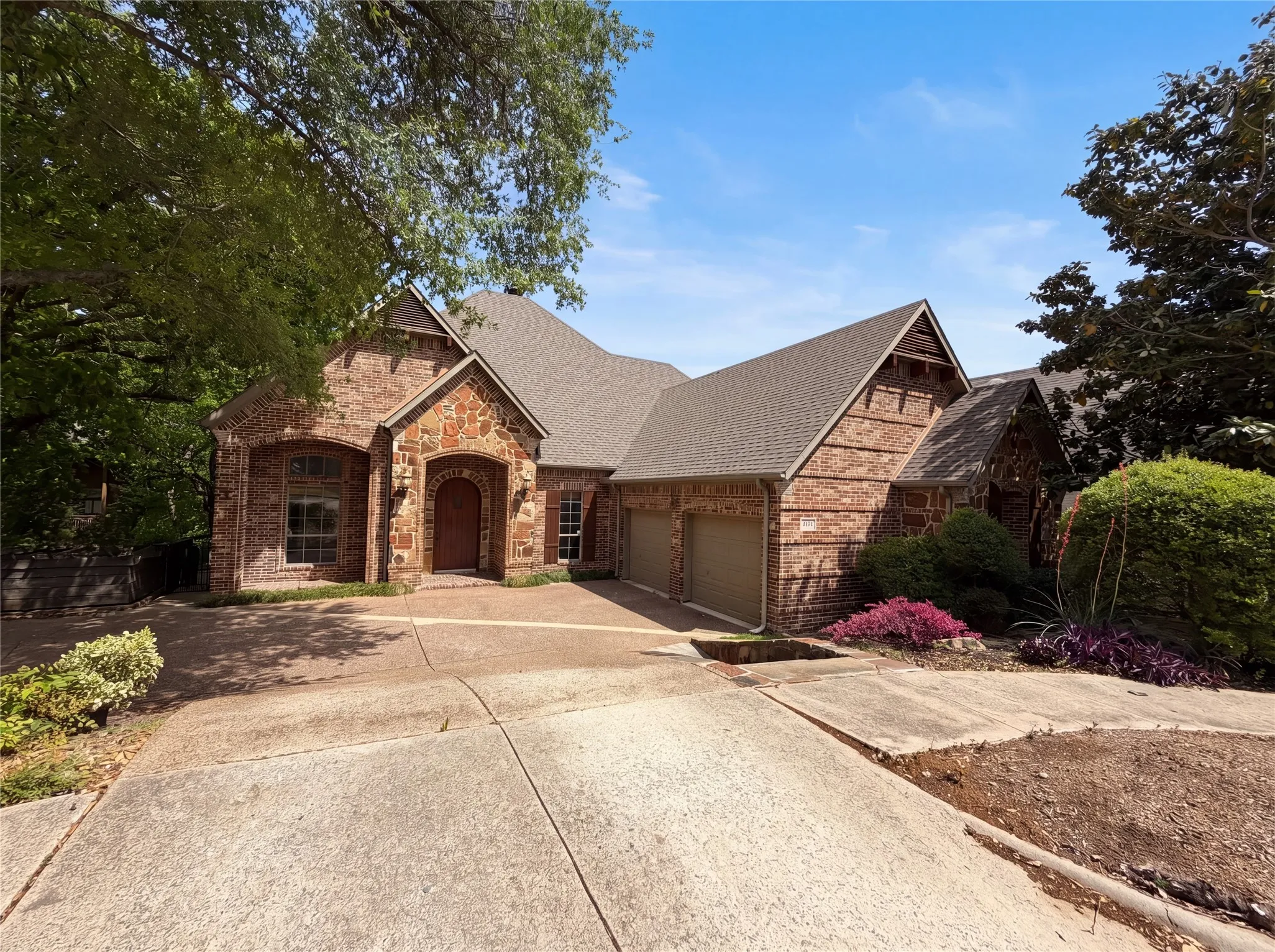 Single Family Residence For Sale in Dallas County , 1309 Winding Brook Drive, Garland, Texas 75044, 4 Bedroom, 4 Bathroom, 2 Garage spaces, 3,570 Sqft, built in 2001, mls#21240316, Real Estate Agent in Garland, Homes For Sale in Dallas county, Homes For Sale in Garland, Realtor in Garland Texas, Real Estate Brokerage Independent Realty Texas, Luminita Cordes Realtor