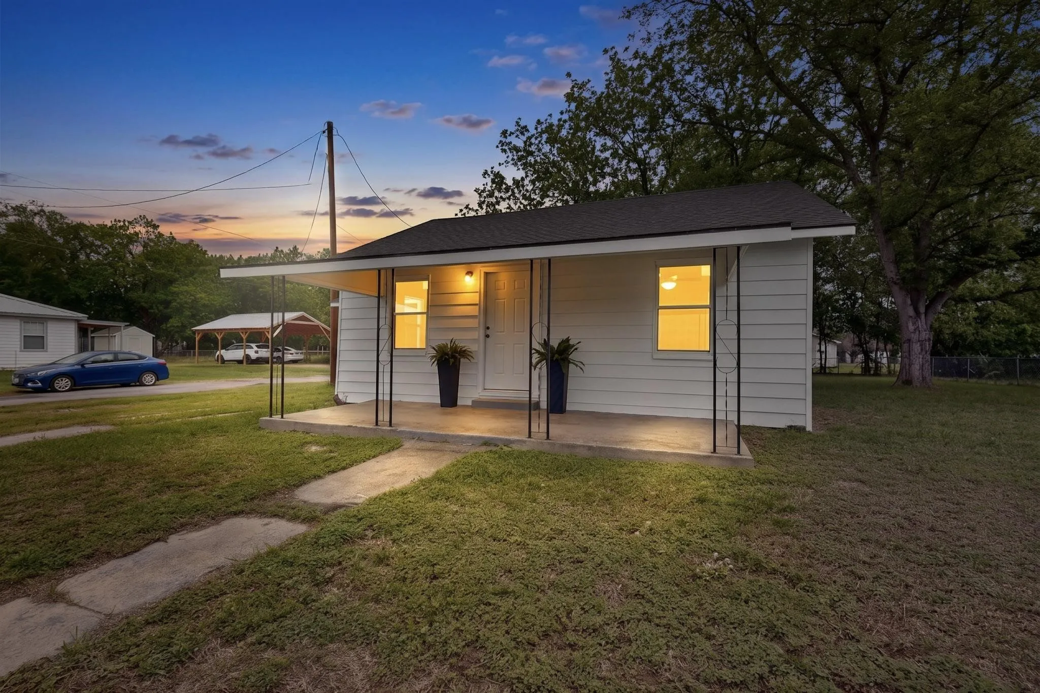 Single Family Residence For Sale in Henderson County , 313 Fm 316 S, Eustace, Texas 75124, 2 Bedrooms, 1 Bathroom, Garage spaces, 1,020 Sqft, built in 1950, Preowned, Price $115,000, mls#21239352, Real Estate Agent in Eustace, Homes For Sale in Henderson county, Homes For Sale in Eustace, Realtor in Eustace Texas, Real Estate Brokerage Independent Realty Texas, Luminita Cordes Realtor