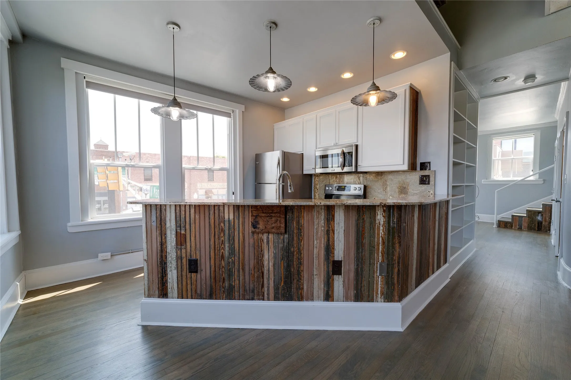 Kitchen located at the corner