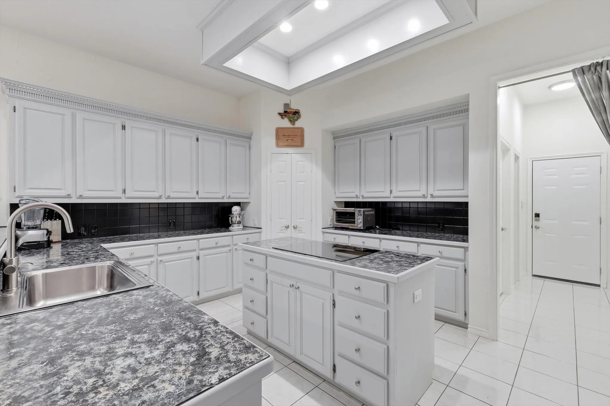 Single Family Residence For Sale in Collin County , 2105 Leeds Drive, Plano, Texas 75025, 5 Bedroom, 4 Bathroom, 3 Garage spaces, 3,273 Sqft, built in 1993, Preowned, mls#21239527, Real Estate Agent in Plano, Homes For Sale in Collin county, Homes For Sale in Plano, Realtor in Plano Texas, Real Estate Brokerage Independent Realty Texas, Luminita Cordes Realtor
