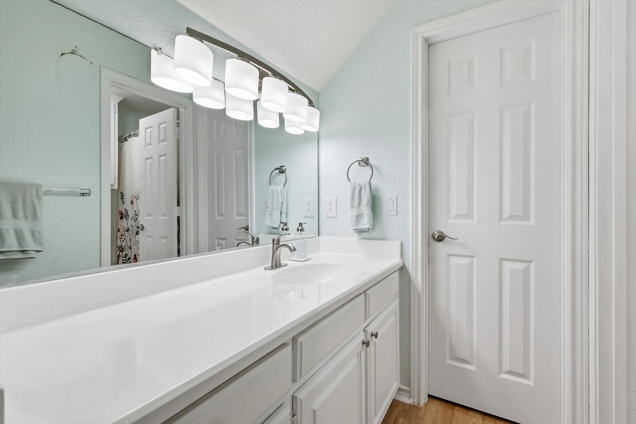 Upstairs bathroom with lots of counter space