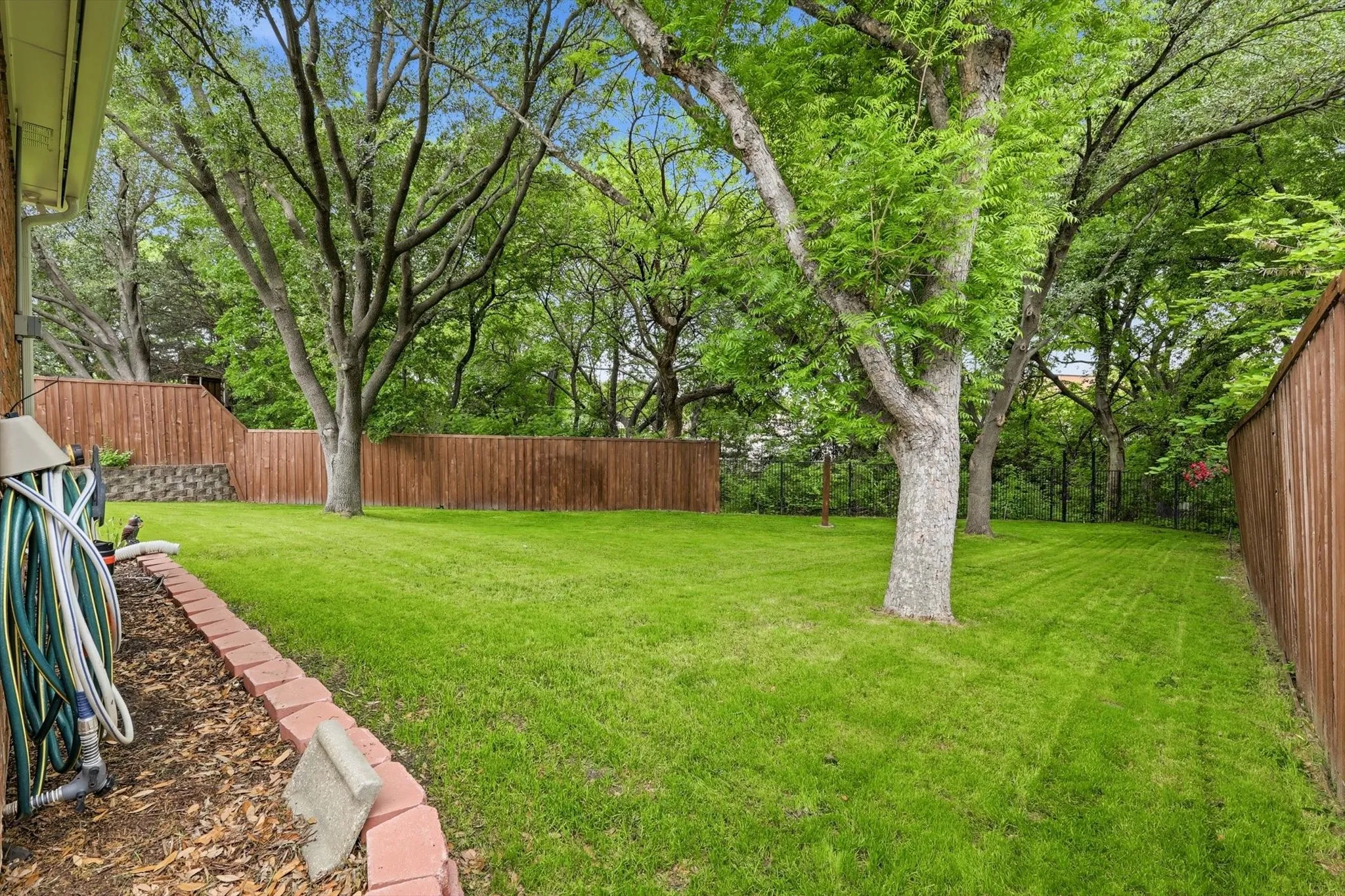 Single Family Residence For Sale in Collin County , 2105 Leeds Drive, Plano, Texas 75025, 5 Bedroom, 4 Bathroom, 3 Garage spaces, 3,273 Sqft, built in 1993, Preowned, mls#21239527, Real Estate Agent in Plano, Homes For Sale in Collin county, Homes For Sale in Plano, Realtor in Plano Texas, Real Estate Brokerage Independent Realty Texas, Luminita Cordes Realtor