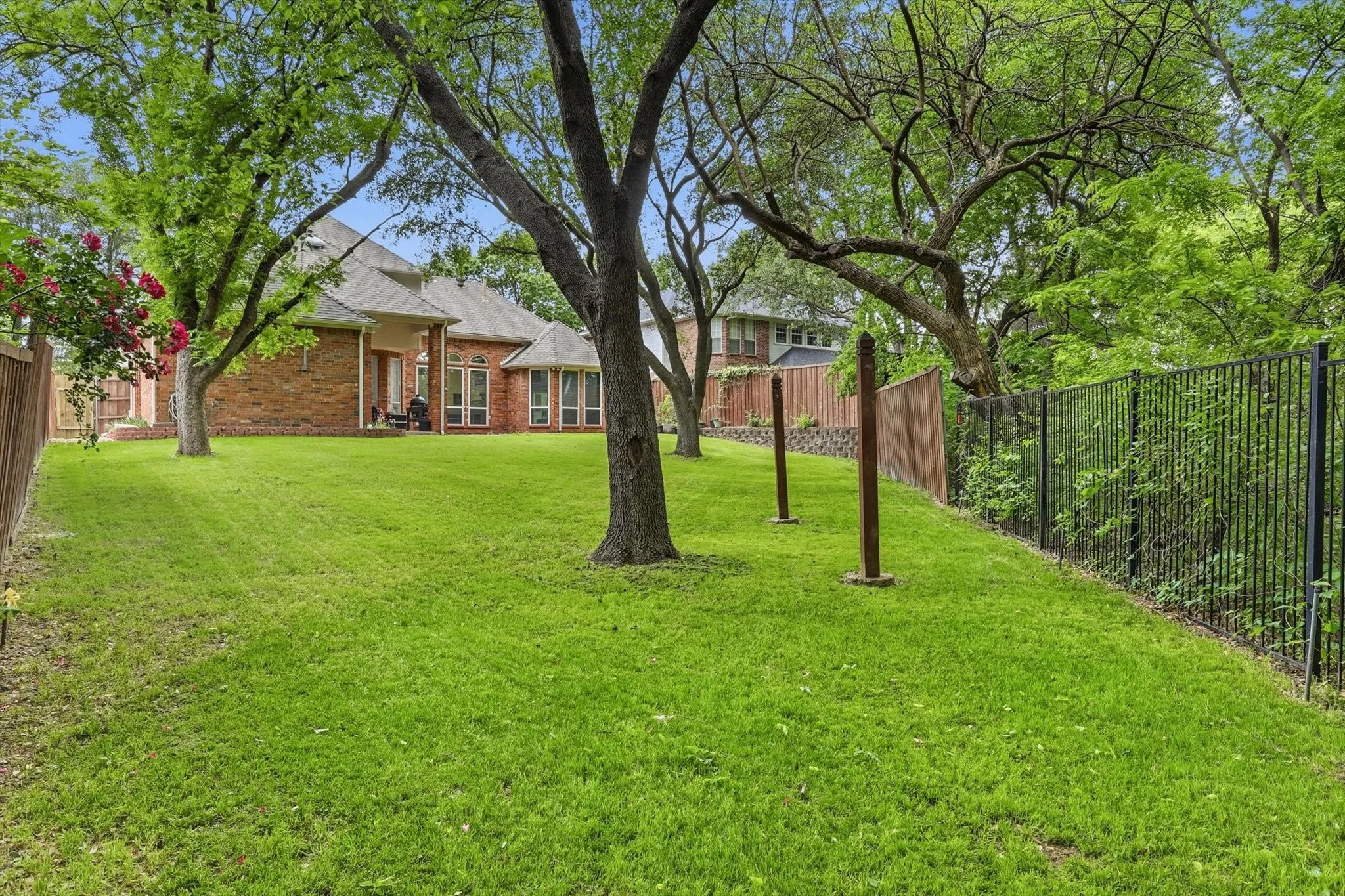 Single Family Residence For Sale in Collin County , 2105 Leeds Drive, Plano, Texas 75025, 5 Bedroom, 4 Bathroom, 3 Garage spaces, 3,273 Sqft, built in 1993, Preowned, mls#21239527, Real Estate Agent in Plano, Homes For Sale in Collin county, Homes For Sale in Plano, Realtor in Plano Texas, Real Estate Brokerage Independent Realty Texas, Luminita Cordes Realtor