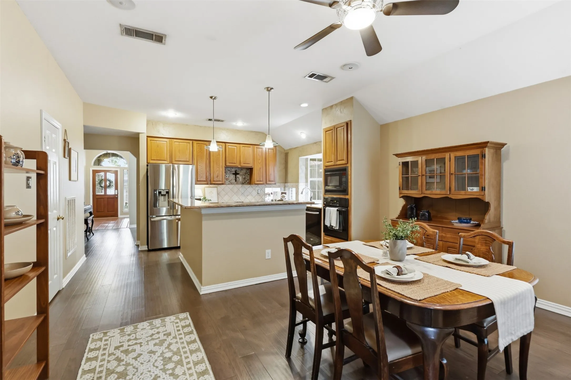 Single Family Residence For Sale in Tarrant County , 2638 Hidden Ridge Drive, Arlington, Texas 76006, 4 Bedroom, 2 Bathroom, 2 Garage spaces, 1,921 Sqft, built in 1992, Price $340,000, mls#21240489, Real Estate Agent in Arlington, Homes For Sale in Tarrant county, Homes For Sale in Arlington, Realtor in Arlington Texas, Real Estate Brokerage Independent Realty Texas, Luminita Cordes Realtor