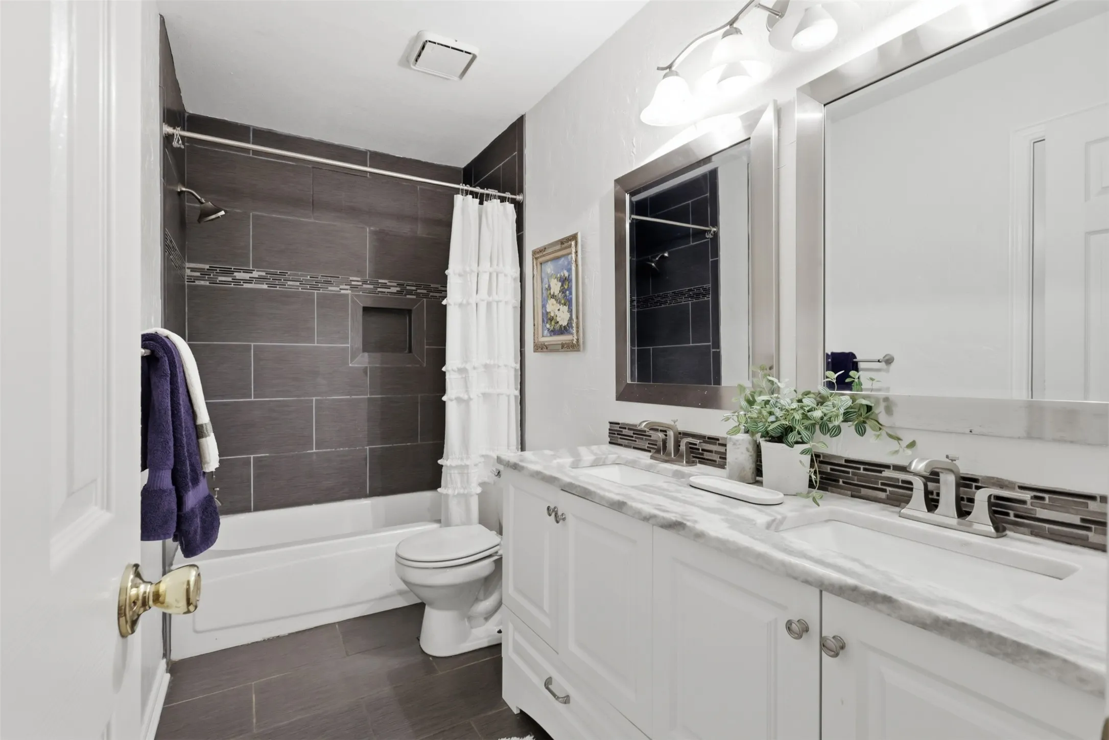 Single Family Residence For Sale in Tarrant County , 2638 Hidden Ridge Drive, Arlington, Texas 76006, 4 Bedroom, 2 Bathroom, 2 Garage spaces, 1,921 Sqft, built in 1992, Price $340,000, mls#21240489, Real Estate Agent in Arlington, Homes For Sale in Tarrant county, Homes For Sale in Arlington, Realtor in Arlington Texas, Real Estate Brokerage Independent Realty Texas, Luminita Cordes Realtor