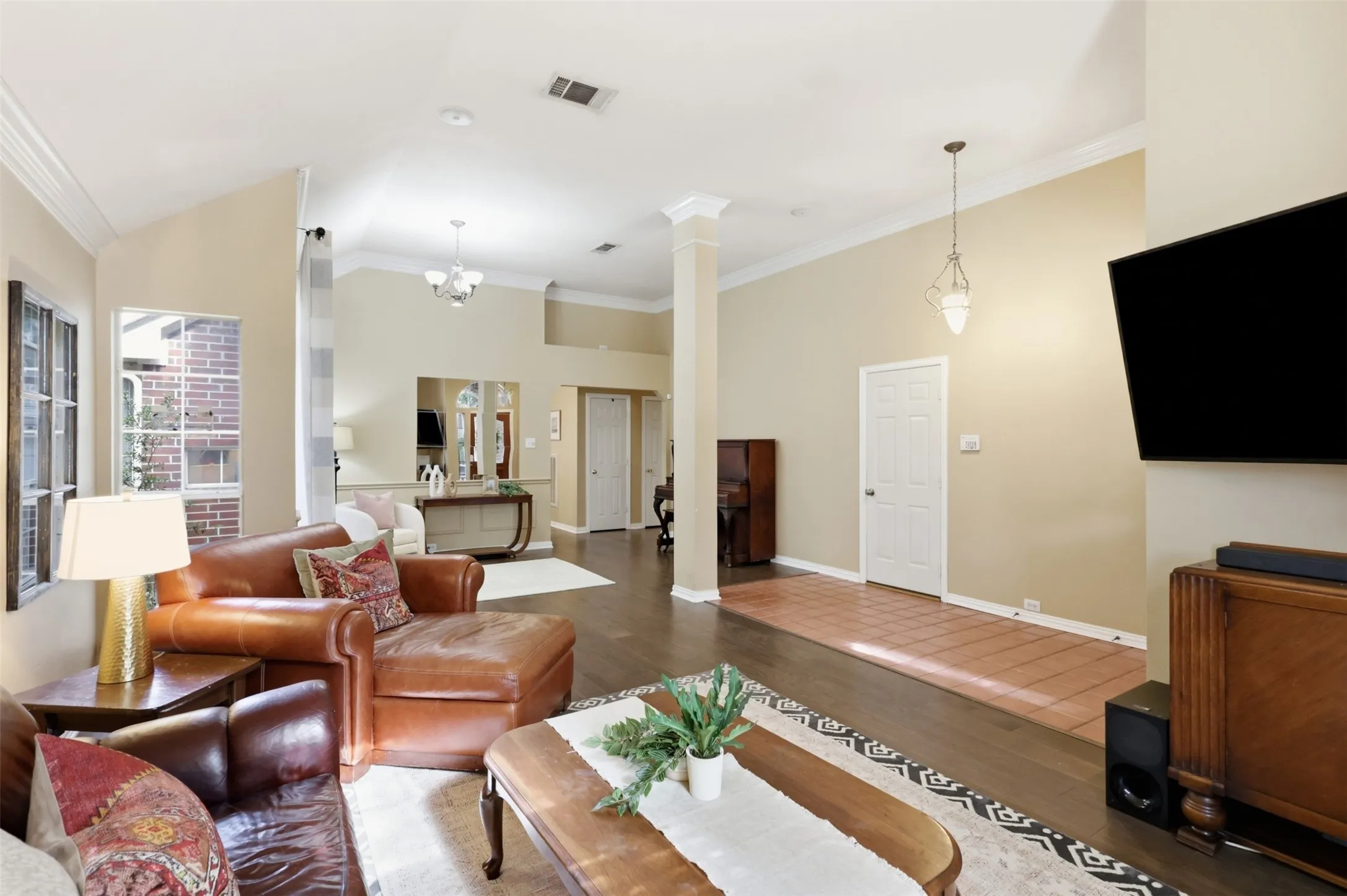 Single Family Residence For Sale in Tarrant County , 2638 Hidden Ridge Drive, Arlington, Texas 76006, 4 Bedroom, 2 Bathroom, 2 Garage spaces, 1,921 Sqft, built in 1992, Price $340,000, mls#21240489, Real Estate Agent in Arlington, Homes For Sale in Tarrant county, Homes For Sale in Arlington, Realtor in Arlington Texas, Real Estate Brokerage Independent Realty Texas, Luminita Cordes Realtor