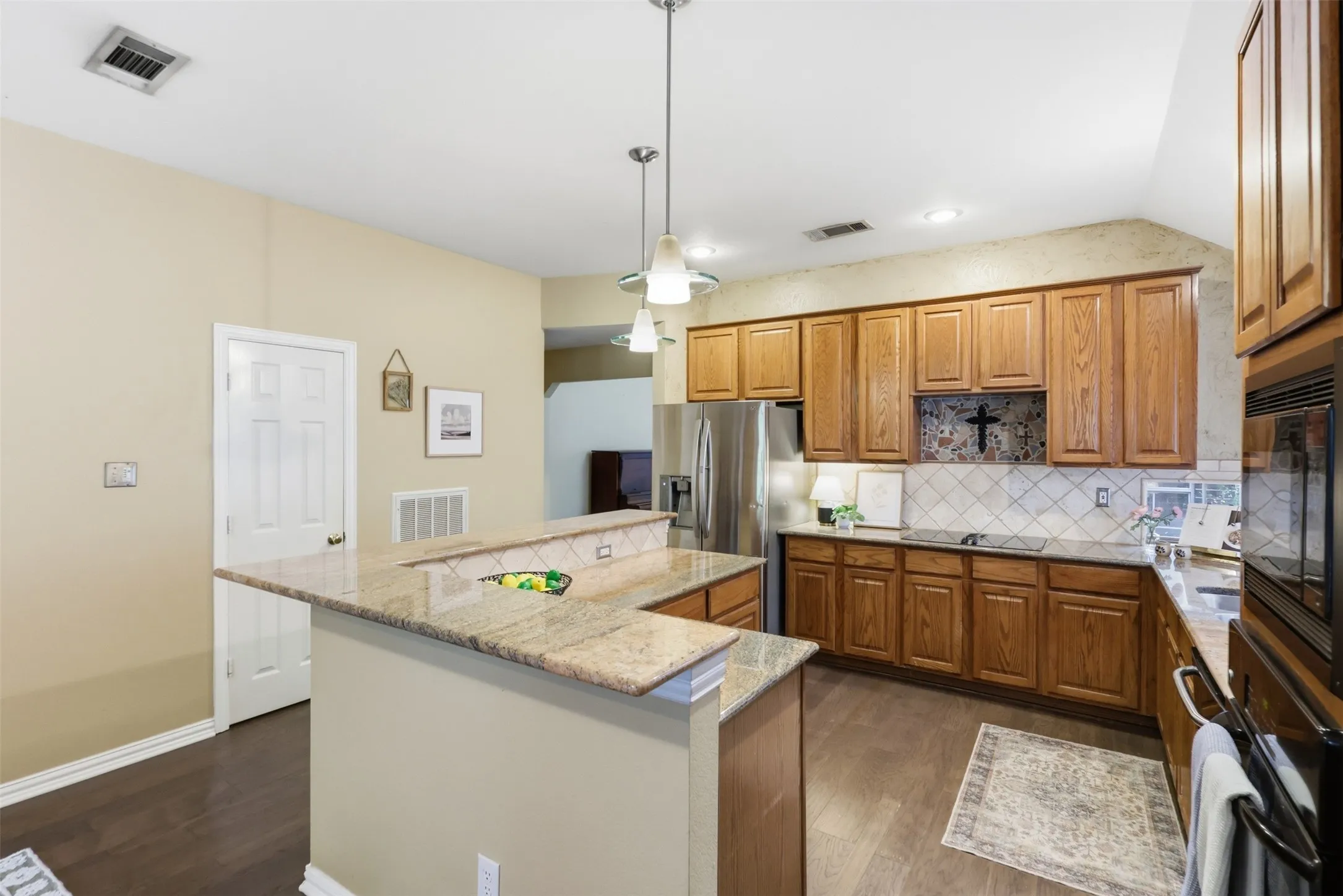 Single Family Residence For Sale in Tarrant County , 2638 Hidden Ridge Drive, Arlington, Texas 76006, 4 Bedroom, 2 Bathroom, 2 Garage spaces, 1,921 Sqft, built in 1992, Price $340,000, mls#21240489, Real Estate Agent in Arlington, Homes For Sale in Tarrant county, Homes For Sale in Arlington, Realtor in Arlington Texas, Real Estate Brokerage Independent Realty Texas, Luminita Cordes Realtor