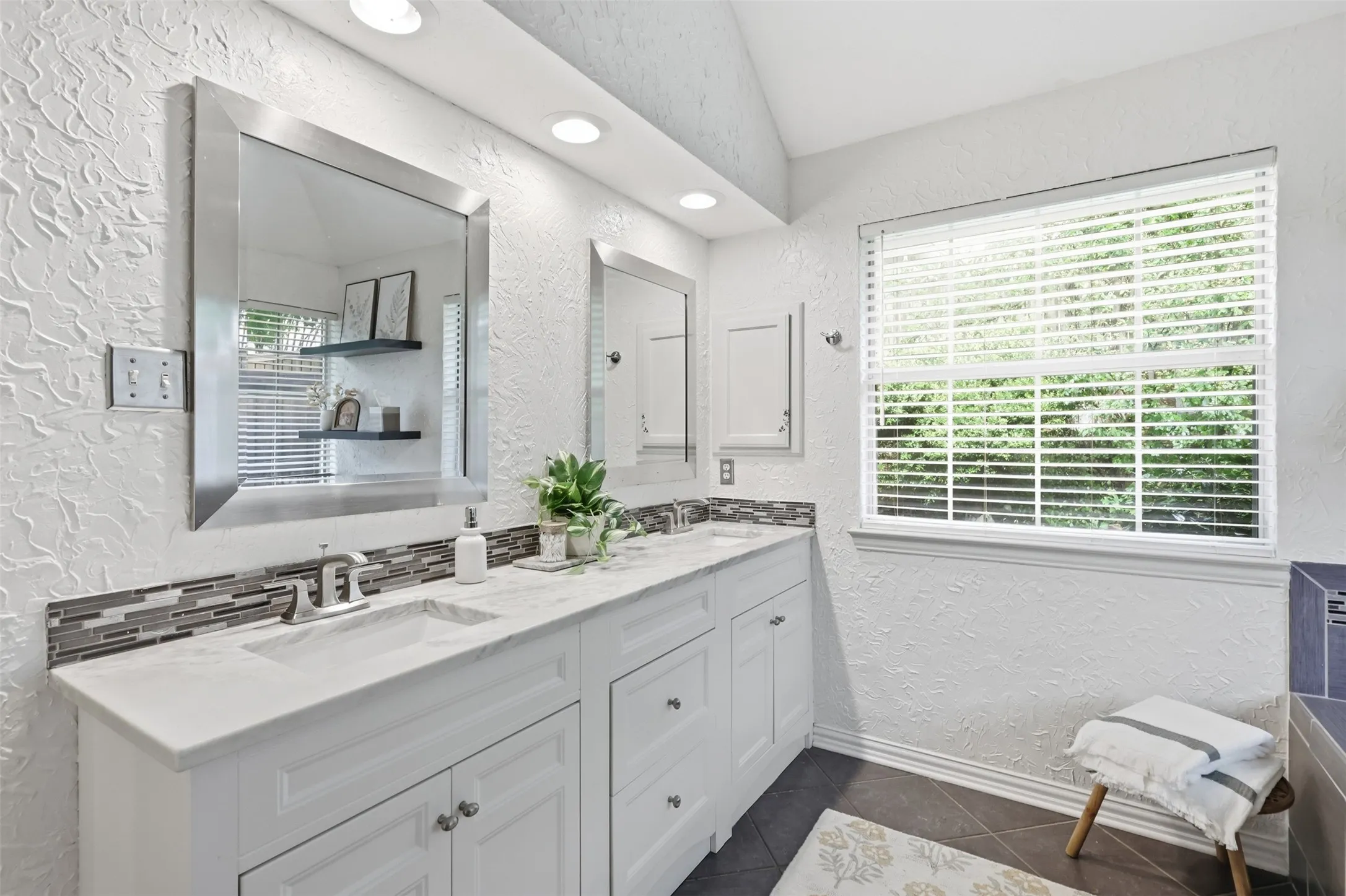 Single Family Residence For Sale in Tarrant County , 2638 Hidden Ridge Drive, Arlington, Texas 76006, 4 Bedroom, 2 Bathroom, 2 Garage spaces, 1,921 Sqft, built in 1992, Price $340,000, mls#21240489, Real Estate Agent in Arlington, Homes For Sale in Tarrant county, Homes For Sale in Arlington, Realtor in Arlington Texas, Real Estate Brokerage Independent Realty Texas, Luminita Cordes Realtor