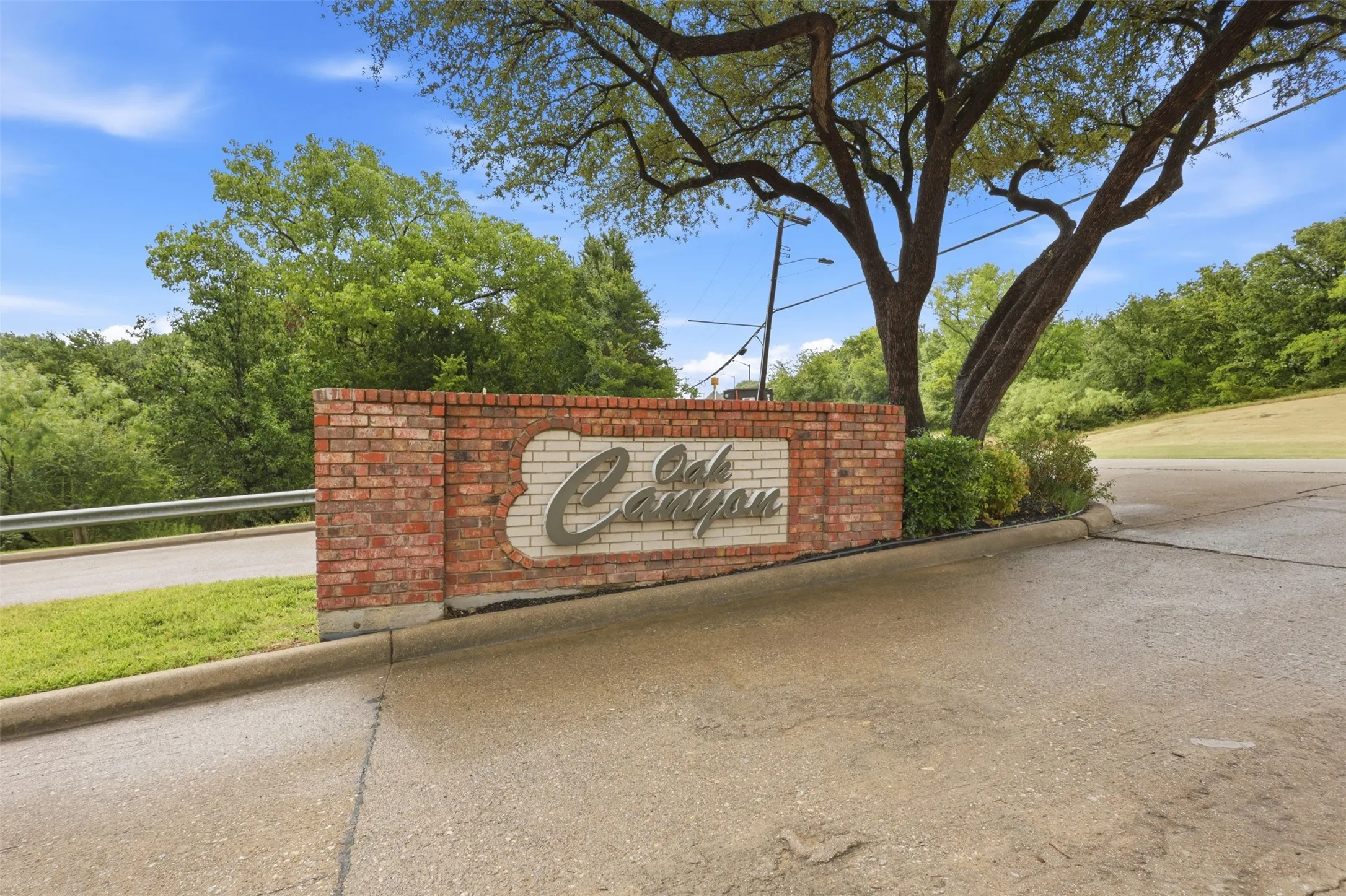 Single Family Residence For Sale in Tarrant County , 2638 Hidden Ridge Drive, Arlington, Texas 76006, 4 Bedroom, 2 Bathroom, 2 Garage spaces, 1,921 Sqft, built in 1992, Price $340,000, mls#21240489, Real Estate Agent in Arlington, Homes For Sale in Tarrant county, Homes For Sale in Arlington, Realtor in Arlington Texas, Real Estate Brokerage Independent Realty Texas, Luminita Cordes Realtor