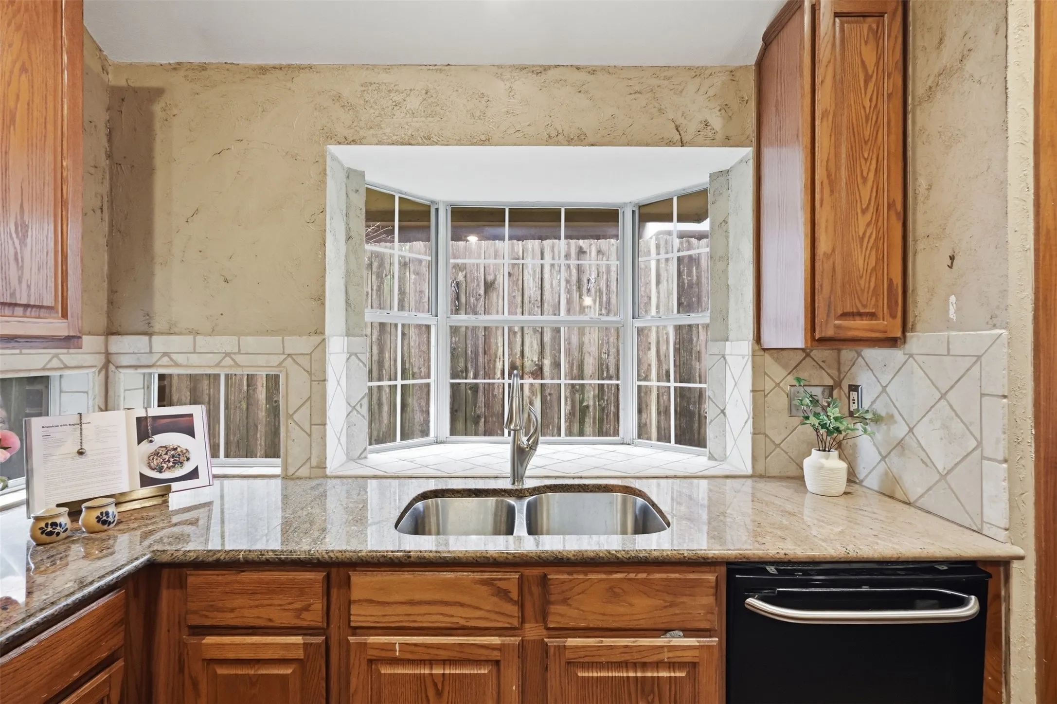 Single Family Residence For Sale in Tarrant County , 2638 Hidden Ridge Drive, Arlington, Texas 76006, 4 Bedroom, 2 Bathroom, 2 Garage spaces, 1,921 Sqft, built in 1992, Price $340,000, mls#21240489, Real Estate Agent in Arlington, Homes For Sale in Tarrant county, Homes For Sale in Arlington, Realtor in Arlington Texas, Real Estate Brokerage Independent Realty Texas, Luminita Cordes Realtor