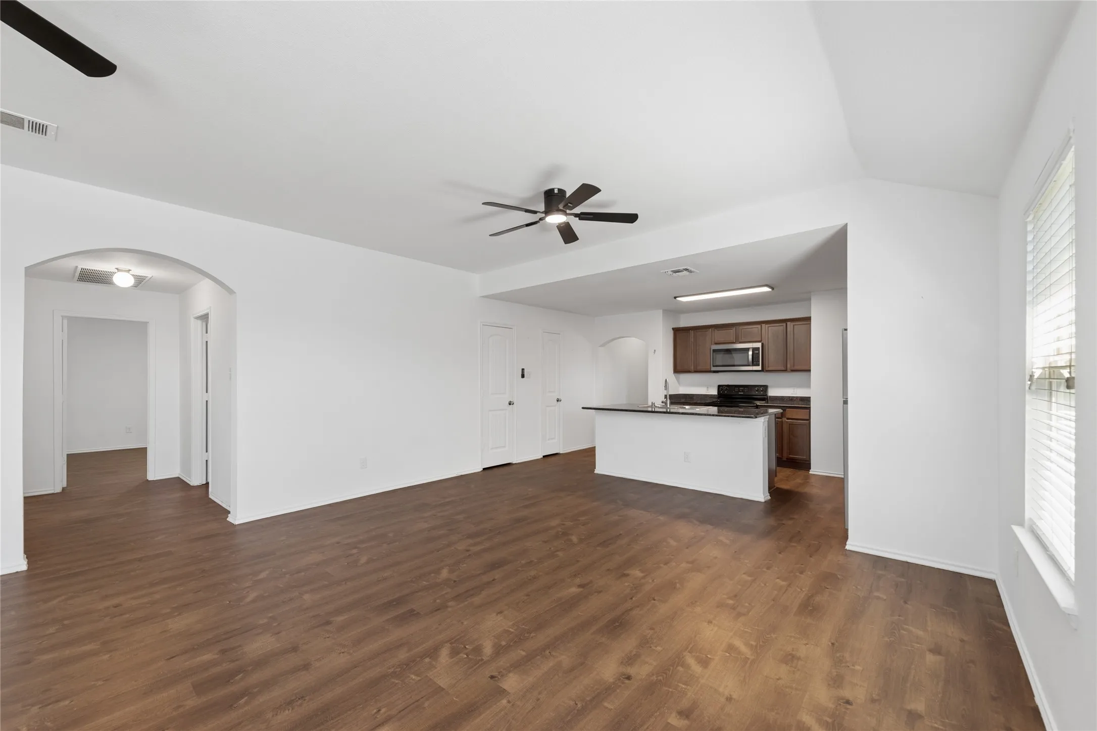 Single Family Residence For Sale in Collin County , 402 Andalusian Trail, Celina, Texas 75009, 4 Bedroom, 2 Bathroom, 2 Garage spaces, 1,833 Sqft, built in 2014, mls#21239896, Real Estate Agent in Celina, Homes For Sale in Collin county, Homes For Sale in Celina, Realtor in Celina Texas, Real Estate Brokerage Independent Realty Texas, Luminita Cordes Realtor