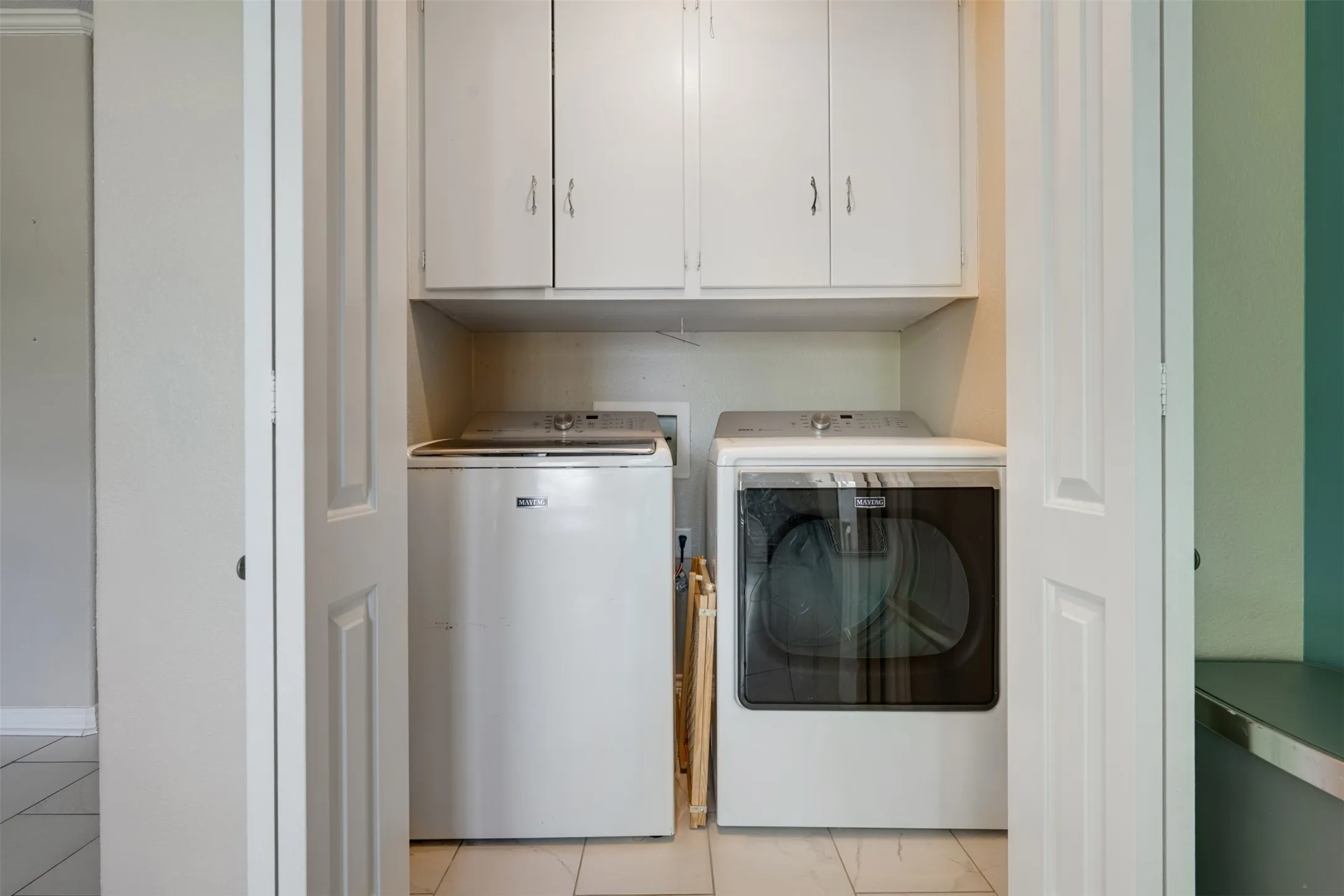 Single Family Residence For Sale in Henderson County , 23340 Three Points Drive, Frankston, Texas 75763, 3 Bedrooms, 3 Bathrooms, 2 Garage spaces, 2,320 Sqft, built in 1976, Preowned, Price $599,000, mls#21240538, Real Estate Agent in Frankston, Homes For Sale in Henderson county, Homes For Sale in Frankston, Realtor in Frankston Texas, Real Estate Brokerage Independent Realty Texas, Luminita Cordes Realtor