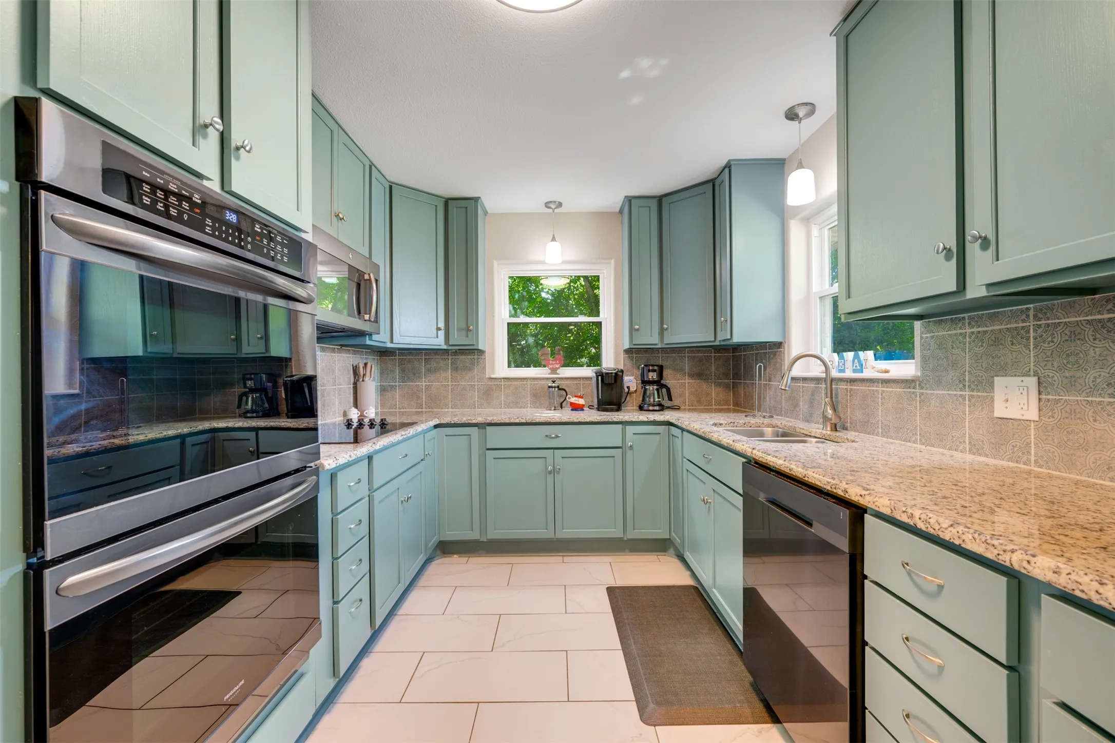 Single Family Residence For Sale in Henderson County , 23340 Three Points Drive, Frankston, Texas 75763, 3 Bedrooms, 3 Bathrooms, 2 Garage spaces, 2,320 Sqft, built in 1976, Preowned, Price $599,000, mls#21240538, Real Estate Agent in Frankston, Homes For Sale in Henderson county, Homes For Sale in Frankston, Realtor in Frankston Texas, Real Estate Brokerage Independent Realty Texas, Luminita Cordes Realtor