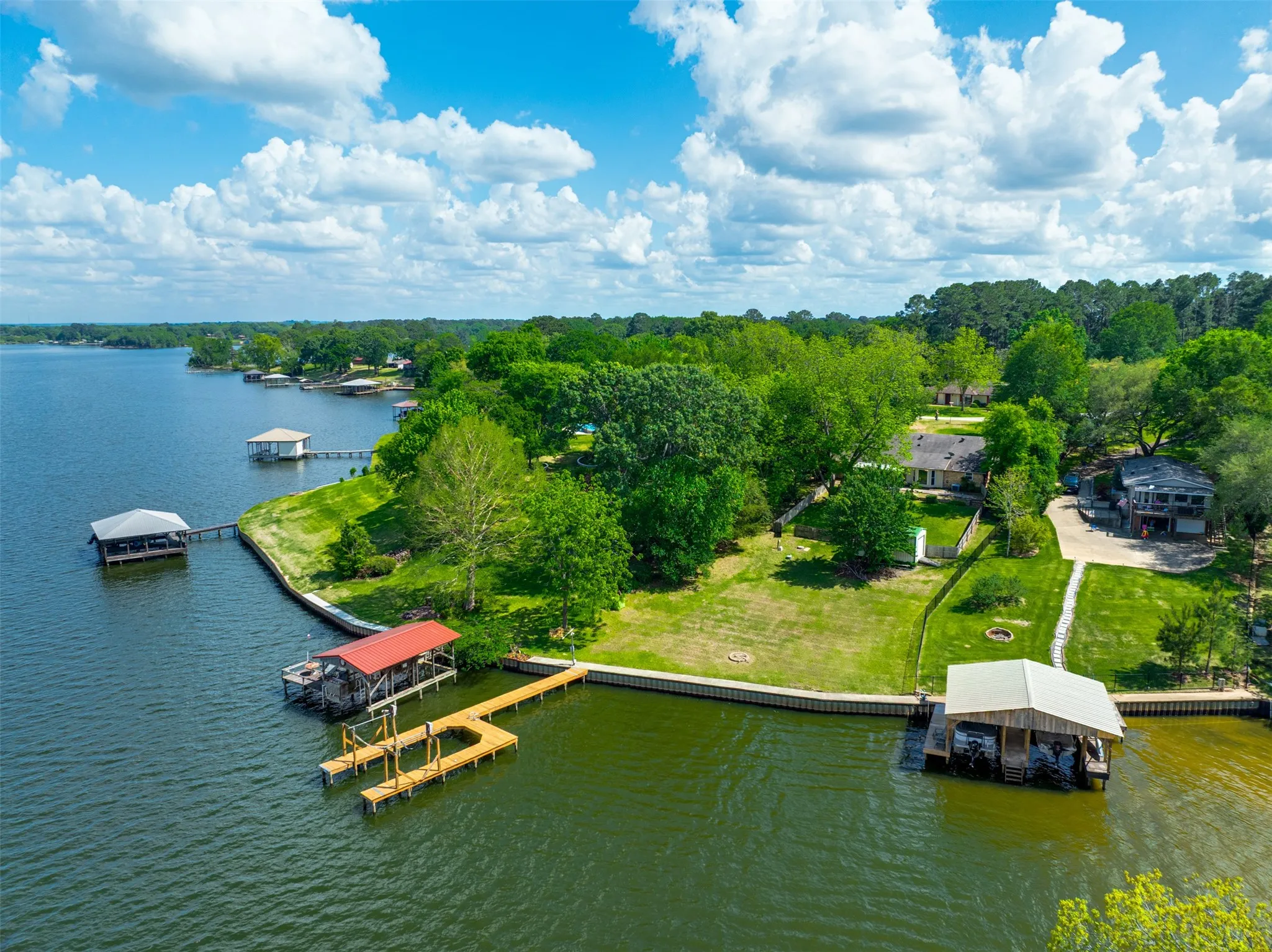 Single Family Residence For Sale in Henderson County , 23340 Three Points Drive, Frankston, Texas 75763, 3 Bedrooms, 3 Bathrooms, 2 Garage spaces, 2,320 Sqft, built in 1976, Preowned, Price $599,000, mls#21240538, Real Estate Agent in Frankston, Homes For Sale in Henderson county, Homes For Sale in Frankston, Realtor in Frankston Texas, Real Estate Brokerage Independent Realty Texas, Luminita Cordes Realtor