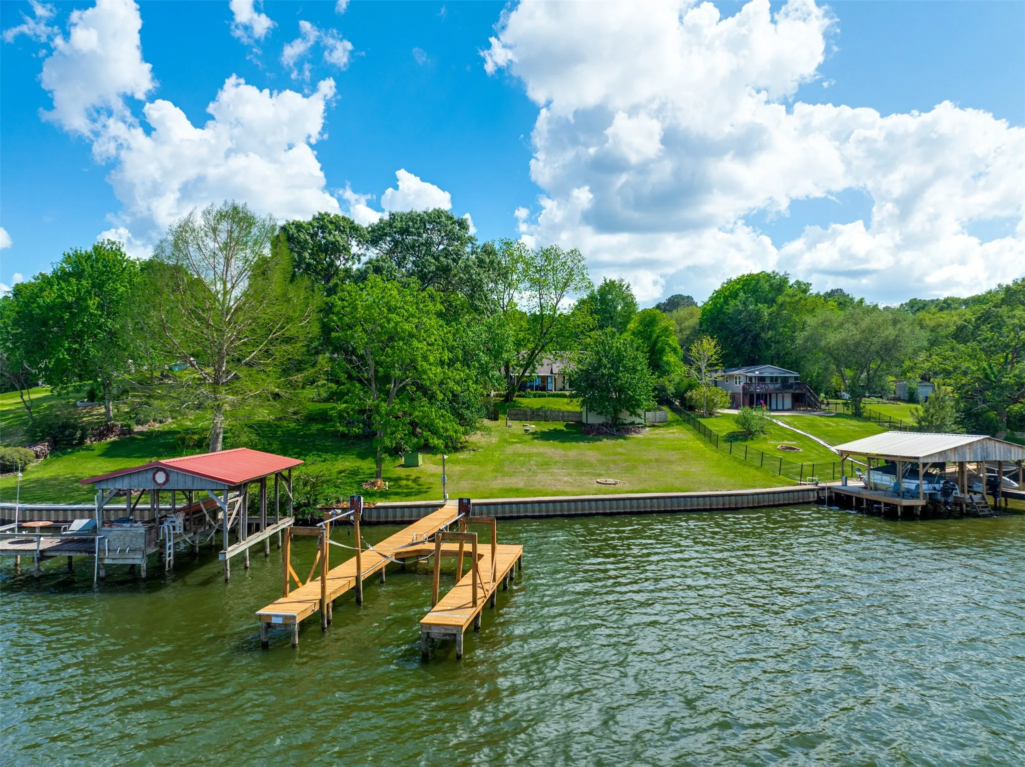 Single Family Residence For Sale in Henderson County , 23340 Three Points Drive, Frankston, Texas 75763, 3 Bedrooms, 3 Bathrooms, 2 Garage spaces, 2,320 Sqft, built in 1976, Preowned, Price $599,000, mls#21240538, Real Estate Agent in Frankston, Homes For Sale in Henderson county, Homes For Sale in Frankston, Realtor in Frankston Texas, Real Estate Brokerage Independent Realty Texas, Luminita Cordes Realtor