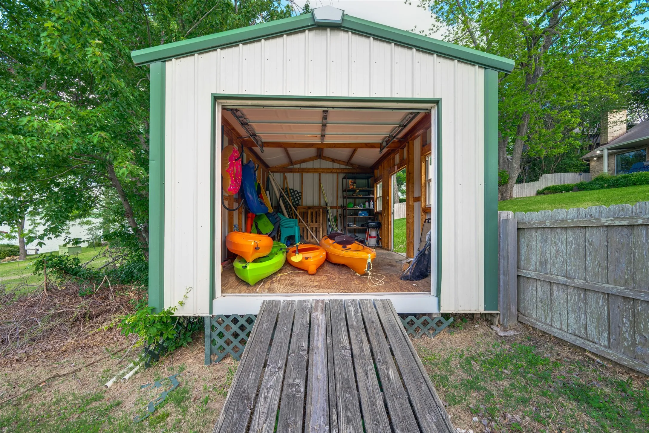 Single Family Residence For Sale in Henderson County , 23340 Three Points Drive, Frankston, Texas 75763, 3 Bedrooms, 3 Bathrooms, 2 Garage spaces, 2,320 Sqft, built in 1976, Preowned, Price $599,000, mls#21240538, Real Estate Agent in Frankston, Homes For Sale in Henderson county, Homes For Sale in Frankston, Realtor in Frankston Texas, Real Estate Brokerage Independent Realty Texas, Luminita Cordes Realtor