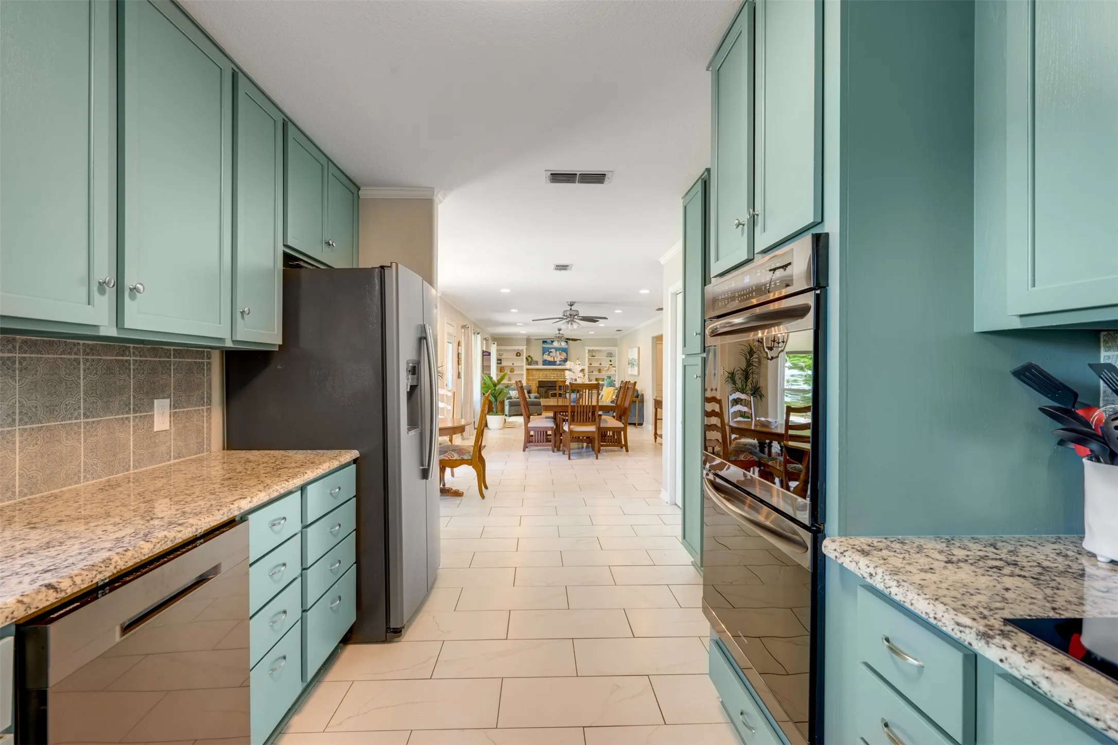 Single Family Residence For Sale in Henderson County , 23340 Three Points Drive, Frankston, Texas 75763, 3 Bedrooms, 3 Bathrooms, 2 Garage spaces, 2,320 Sqft, built in 1976, Preowned, Price $599,000, mls#21240538, Real Estate Agent in Frankston, Homes For Sale in Henderson county, Homes For Sale in Frankston, Realtor in Frankston Texas, Real Estate Brokerage Independent Realty Texas, Luminita Cordes Realtor