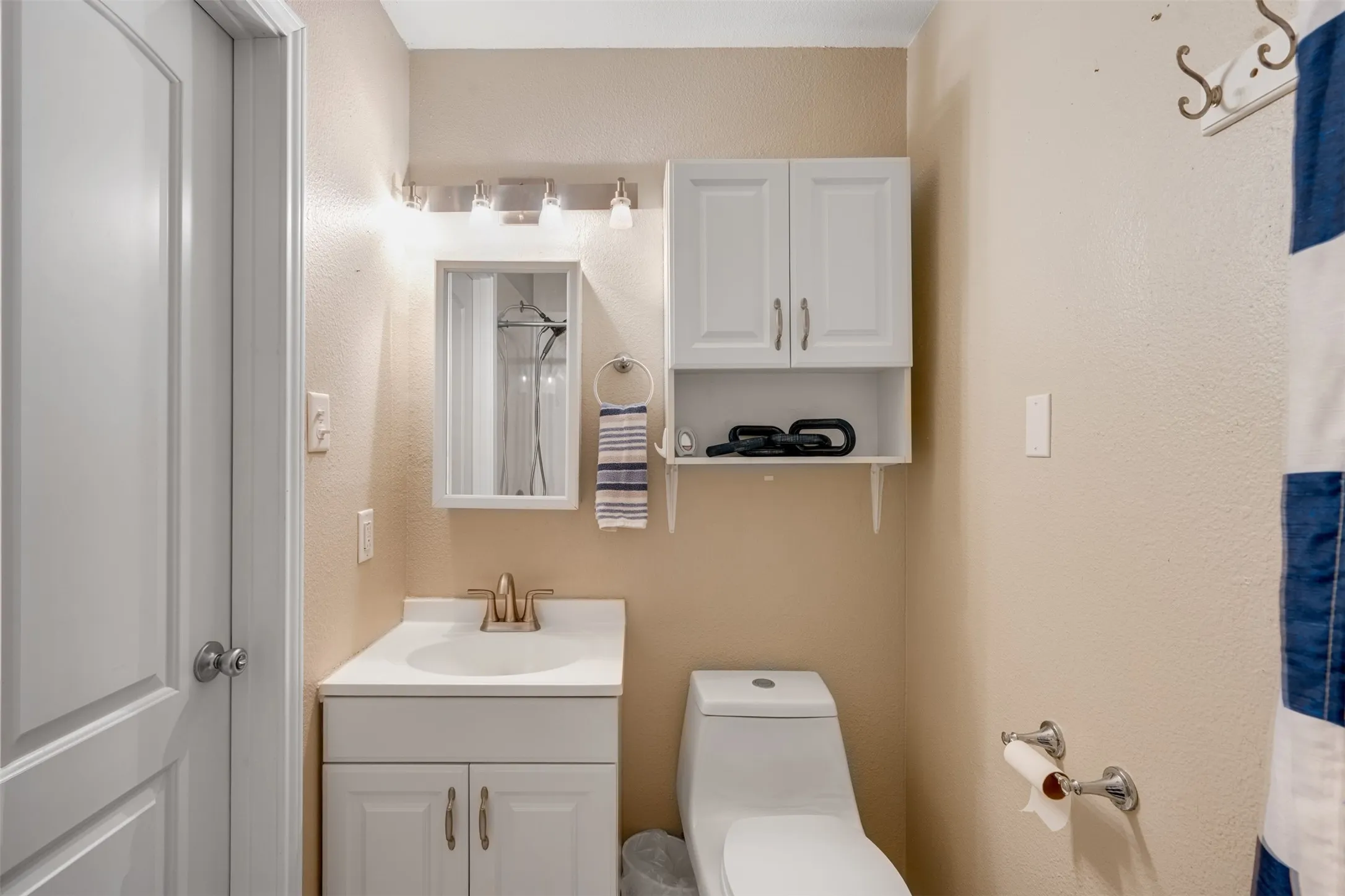 Single Family Residence For Sale in Henderson County , 23340 Three Points Drive, Frankston, Texas 75763, 3 Bedrooms, 3 Bathrooms, 2 Garage spaces, 2,320 Sqft, built in 1976, Preowned, Price $599,000, mls#21240538, Real Estate Agent in Frankston, Homes For Sale in Henderson county, Homes For Sale in Frankston, Realtor in Frankston Texas, Real Estate Brokerage Independent Realty Texas, Luminita Cordes Realtor