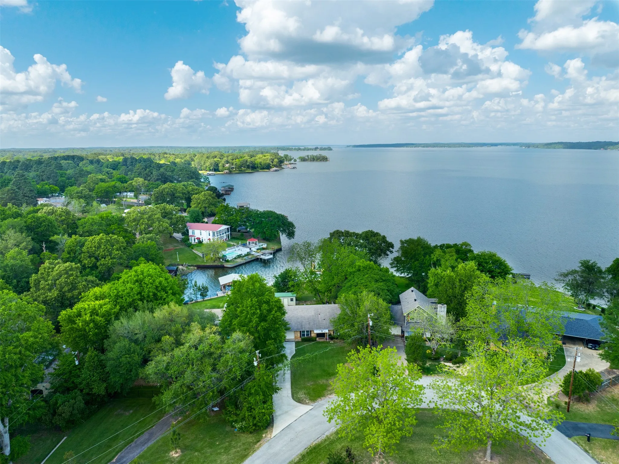 Single Family Residence For Sale in Henderson County , 23340 Three Points Drive, Frankston, Texas 75763, 3 Bedrooms, 3 Bathrooms, 2 Garage spaces, 2,320 Sqft, built in 1976, Preowned, Price $599,000, mls#21240538, Real Estate Agent in Frankston, Homes For Sale in Henderson county, Homes For Sale in Frankston, Realtor in Frankston Texas, Real Estate Brokerage Independent Realty Texas, Luminita Cordes Realtor