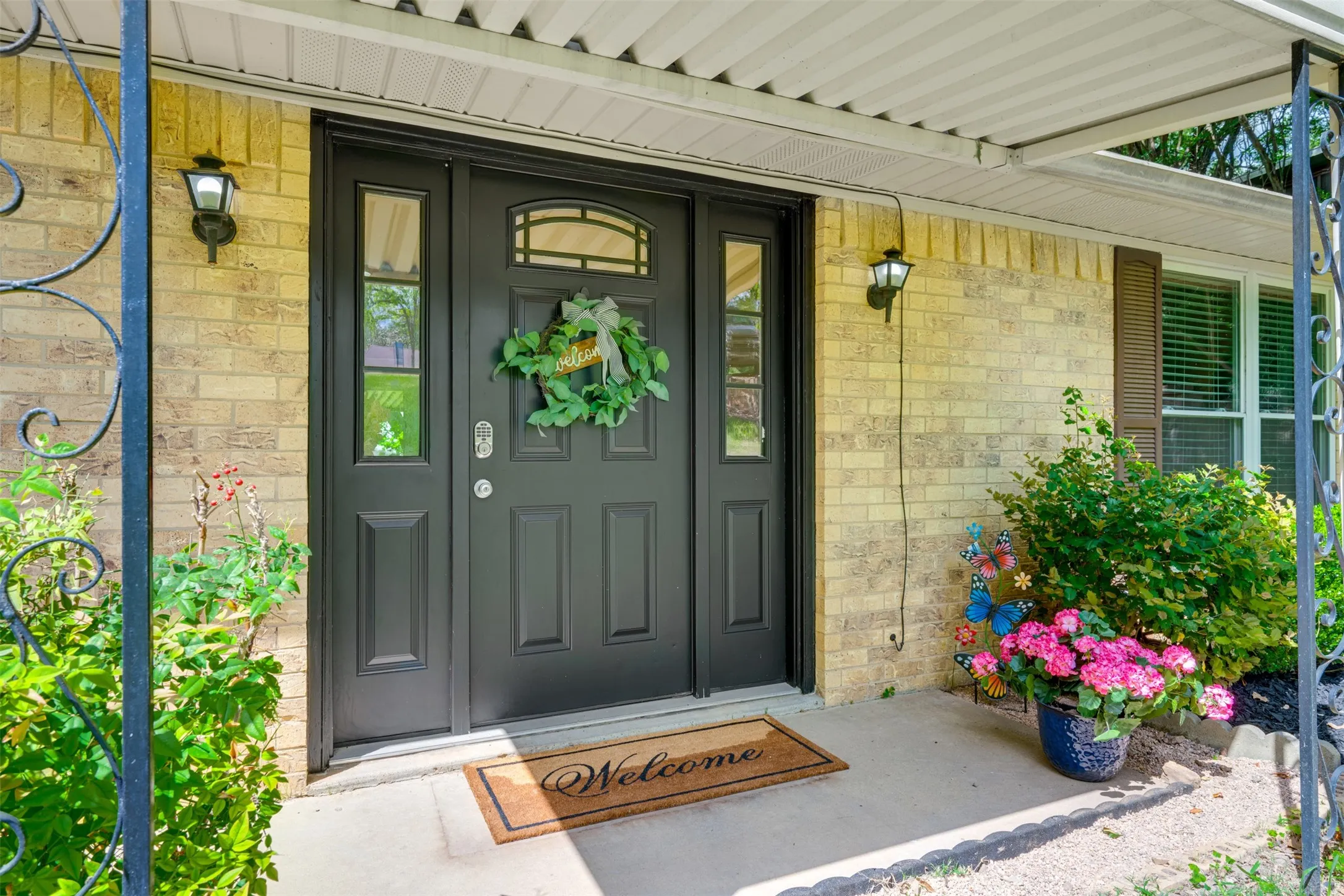 Single Family Residence For Sale in Henderson County , 23340 Three Points Drive, Frankston, Texas 75763, 3 Bedrooms, 3 Bathrooms, 2 Garage spaces, 2,320 Sqft, built in 1976, Preowned, Price $599,000, mls#21240538, Real Estate Agent in Frankston, Homes For Sale in Henderson county, Homes For Sale in Frankston, Realtor in Frankston Texas, Real Estate Brokerage Independent Realty Texas, Luminita Cordes Realtor