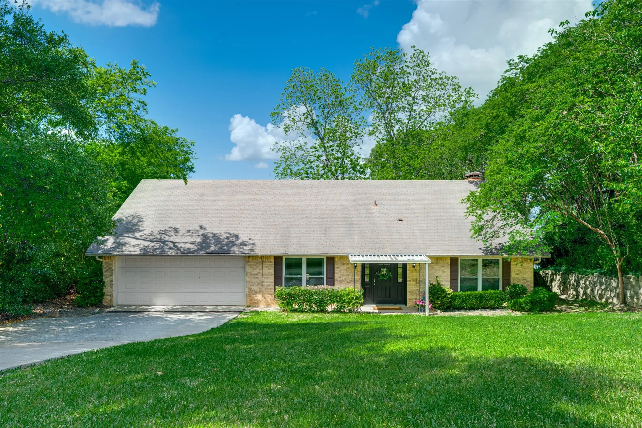 Single Family Residence For Sale in Henderson County , 23340 Three Points Drive, Frankston, Texas 75763, 3 Bedrooms, 3 Bathrooms, 2 Garage spaces, 2,320 Sqft, built in 1976, Preowned, Price $599,000, mls#21240538, Real Estate Agent in Frankston, Homes For Sale in Henderson county, Homes For Sale in Frankston, Realtor in Frankston Texas, Real Estate Brokerage Independent Realty Texas, Luminita Cordes Realtor
