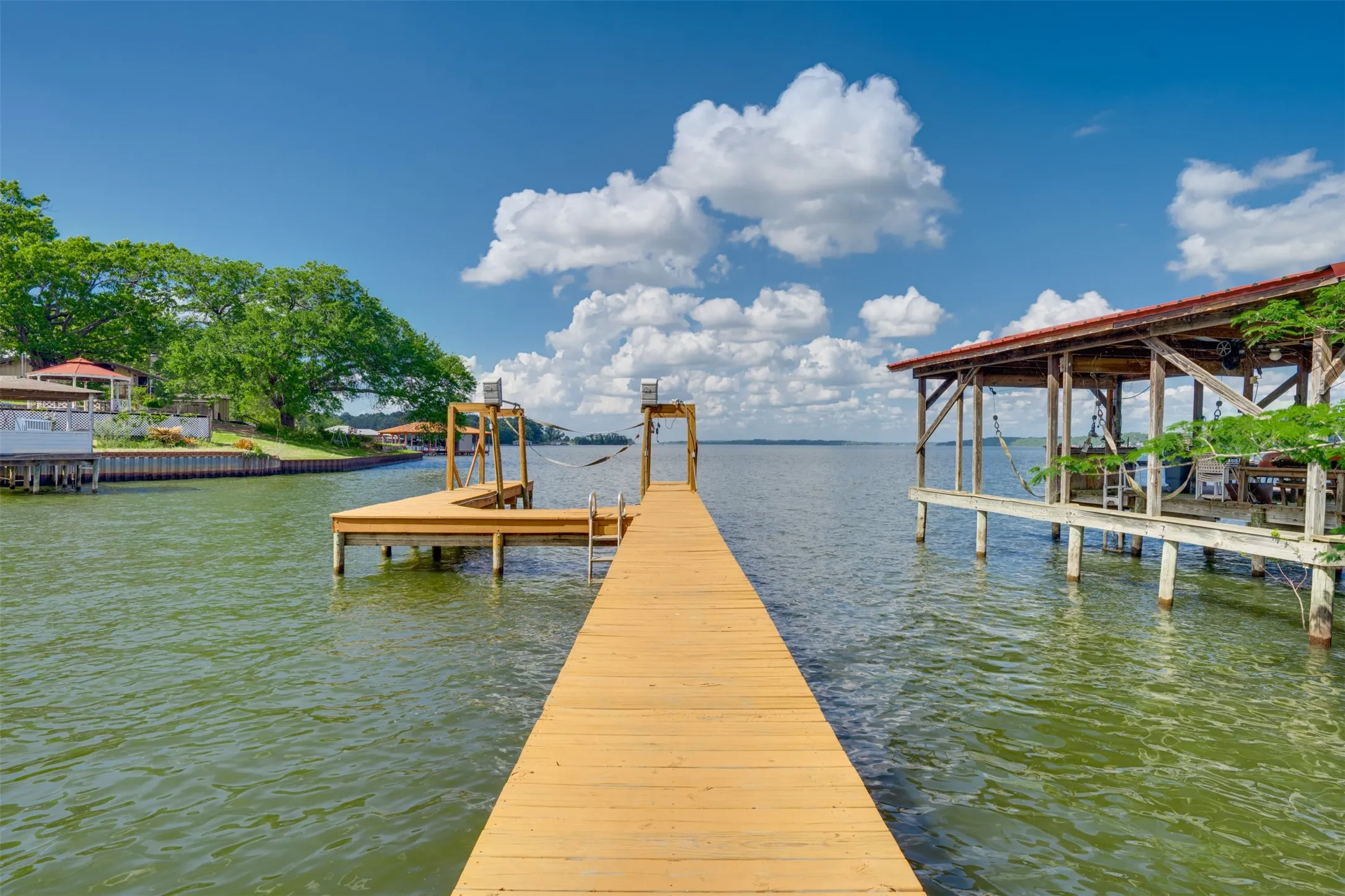 Single Family Residence For Sale in Henderson County , 23340 Three Points Drive, Frankston, Texas 75763, 3 Bedrooms, 3 Bathrooms, 2 Garage spaces, 2,320 Sqft, built in 1976, Preowned, Price $599,000, mls#21240538, Real Estate Agent in Frankston, Homes For Sale in Henderson county, Homes For Sale in Frankston, Realtor in Frankston Texas, Real Estate Brokerage Independent Realty Texas, Luminita Cordes Realtor