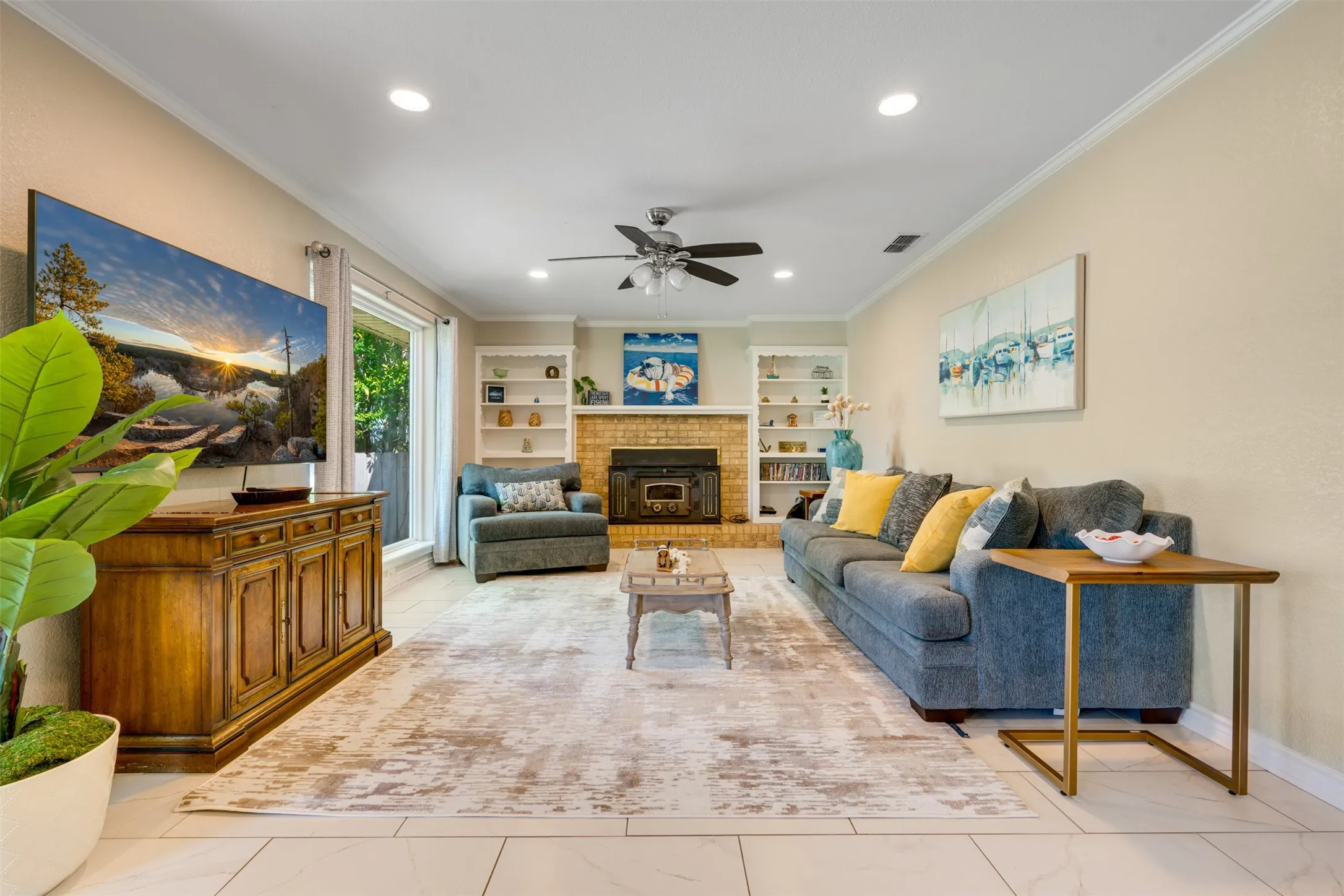 Single Family Residence For Sale in Henderson County , 23340 Three Points Drive, Frankston, Texas 75763, 3 Bedrooms, 3 Bathrooms, 2 Garage spaces, 2,320 Sqft, built in 1976, Preowned, Price $599,000, mls#21240538, Real Estate Agent in Frankston, Homes For Sale in Henderson county, Homes For Sale in Frankston, Realtor in Frankston Texas, Real Estate Brokerage Independent Realty Texas, Luminita Cordes Realtor