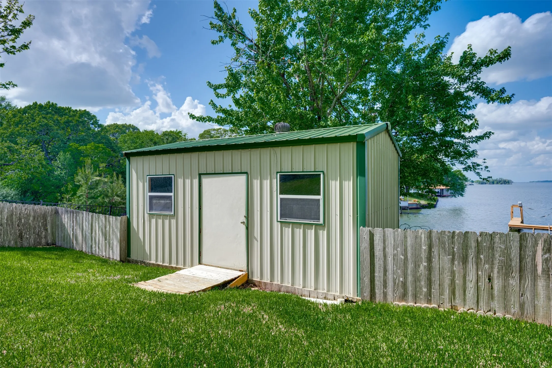 Single Family Residence For Sale in Henderson County , 23340 Three Points Drive, Frankston, Texas 75763, 3 Bedrooms, 3 Bathrooms, 2 Garage spaces, 2,320 Sqft, built in 1976, Preowned, Price $599,000, mls#21240538, Real Estate Agent in Frankston, Homes For Sale in Henderson county, Homes For Sale in Frankston, Realtor in Frankston Texas, Real Estate Brokerage Independent Realty Texas, Luminita Cordes Realtor