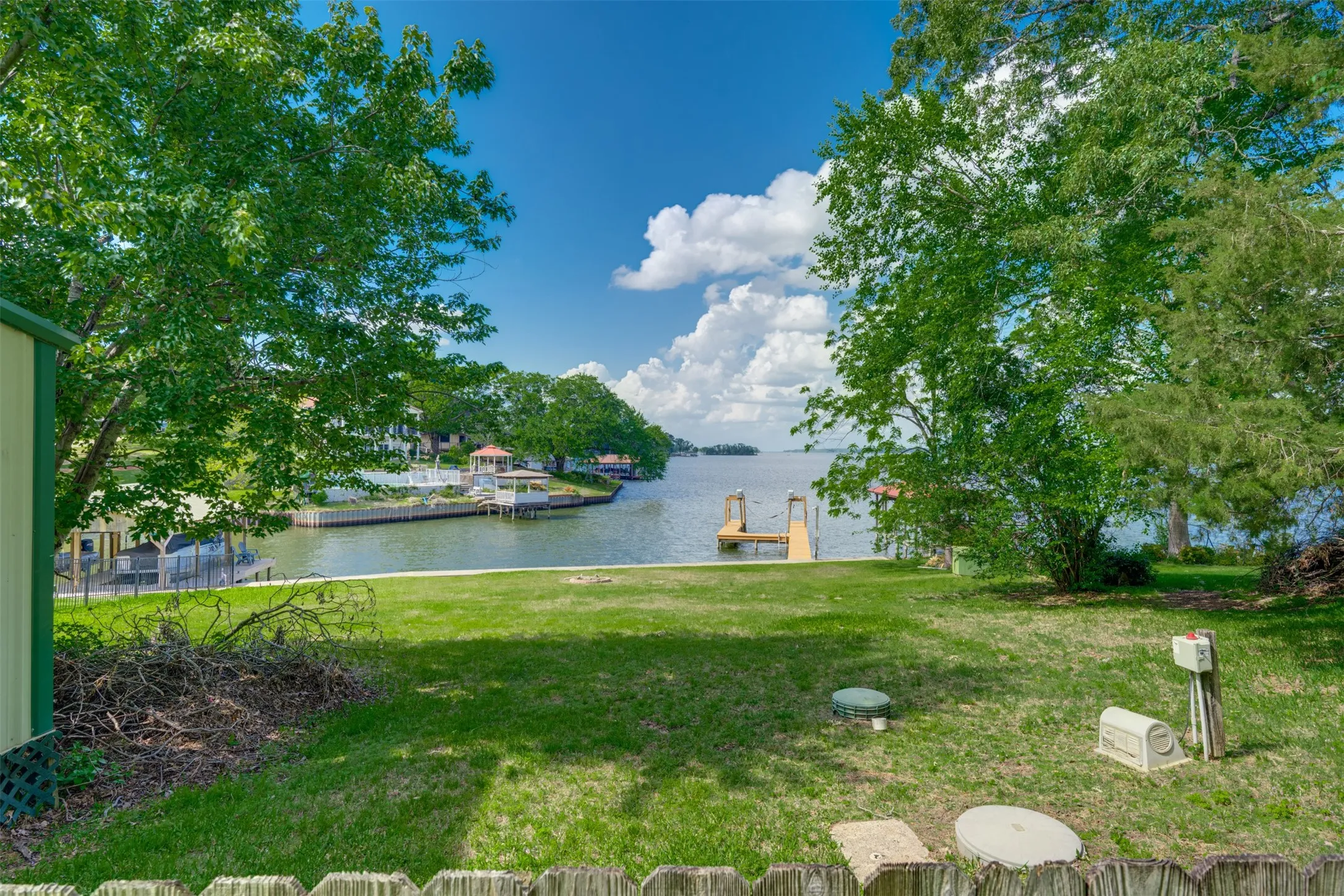 Single Family Residence For Sale in Henderson County , 23340 Three Points Drive, Frankston, Texas 75763, 3 Bedrooms, 3 Bathrooms, 2 Garage spaces, 2,320 Sqft, built in 1976, Preowned, Price $599,000, mls#21240538, Real Estate Agent in Frankston, Homes For Sale in Henderson county, Homes For Sale in Frankston, Realtor in Frankston Texas, Real Estate Brokerage Independent Realty Texas, Luminita Cordes Realtor