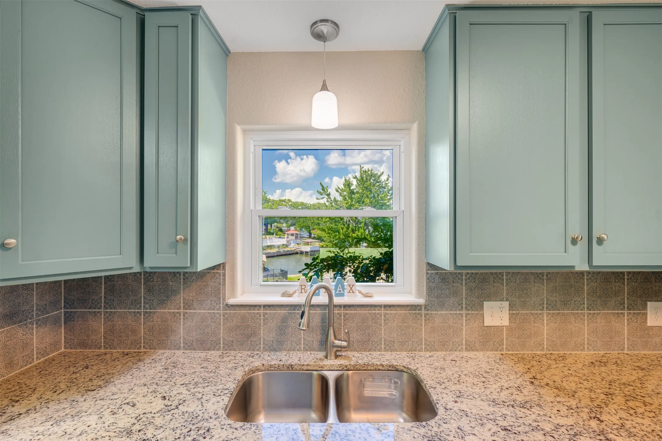 Single Family Residence For Sale in Henderson County , 23340 Three Points Drive, Frankston, Texas 75763, 3 Bedrooms, 3 Bathrooms, 2 Garage spaces, 2,320 Sqft, built in 1976, Preowned, Price $599,000, mls#21240538, Real Estate Agent in Frankston, Homes For Sale in Henderson county, Homes For Sale in Frankston, Realtor in Frankston Texas, Real Estate Brokerage Independent Realty Texas, Luminita Cordes Realtor
