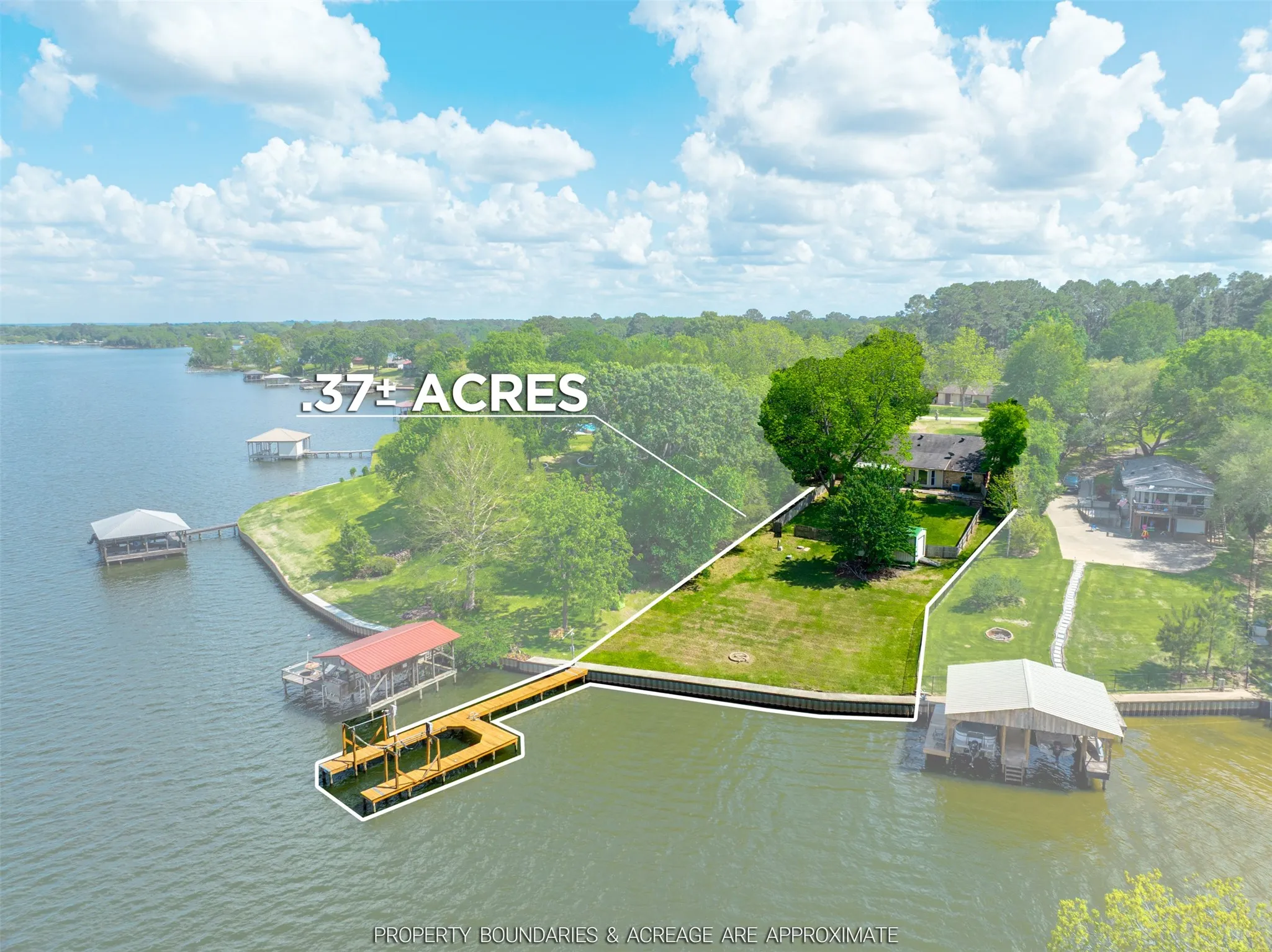 Single Family Residence For Sale in Henderson County , 23340 Three Points Drive, Frankston, Texas 75763, 3 Bedrooms, 3 Bathrooms, 2 Garage spaces, 2,320 Sqft, built in 1976, Preowned, Price $599,000, mls#21240538, Real Estate Agent in Frankston, Homes For Sale in Henderson county, Homes For Sale in Frankston, Realtor in Frankston Texas, Real Estate Brokerage Independent Realty Texas, Luminita Cordes Realtor