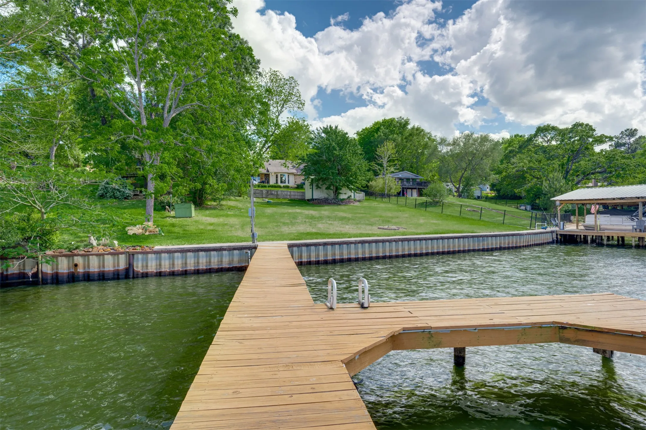 Single Family Residence For Sale in Henderson County , 23340 Three Points Drive, Frankston, Texas 75763, 3 Bedrooms, 3 Bathrooms, 2 Garage spaces, 2,320 Sqft, built in 1976, Preowned, Price $599,000, mls#21240538, Real Estate Agent in Frankston, Homes For Sale in Henderson county, Homes For Sale in Frankston, Realtor in Frankston Texas, Real Estate Brokerage Independent Realty Texas, Luminita Cordes Realtor