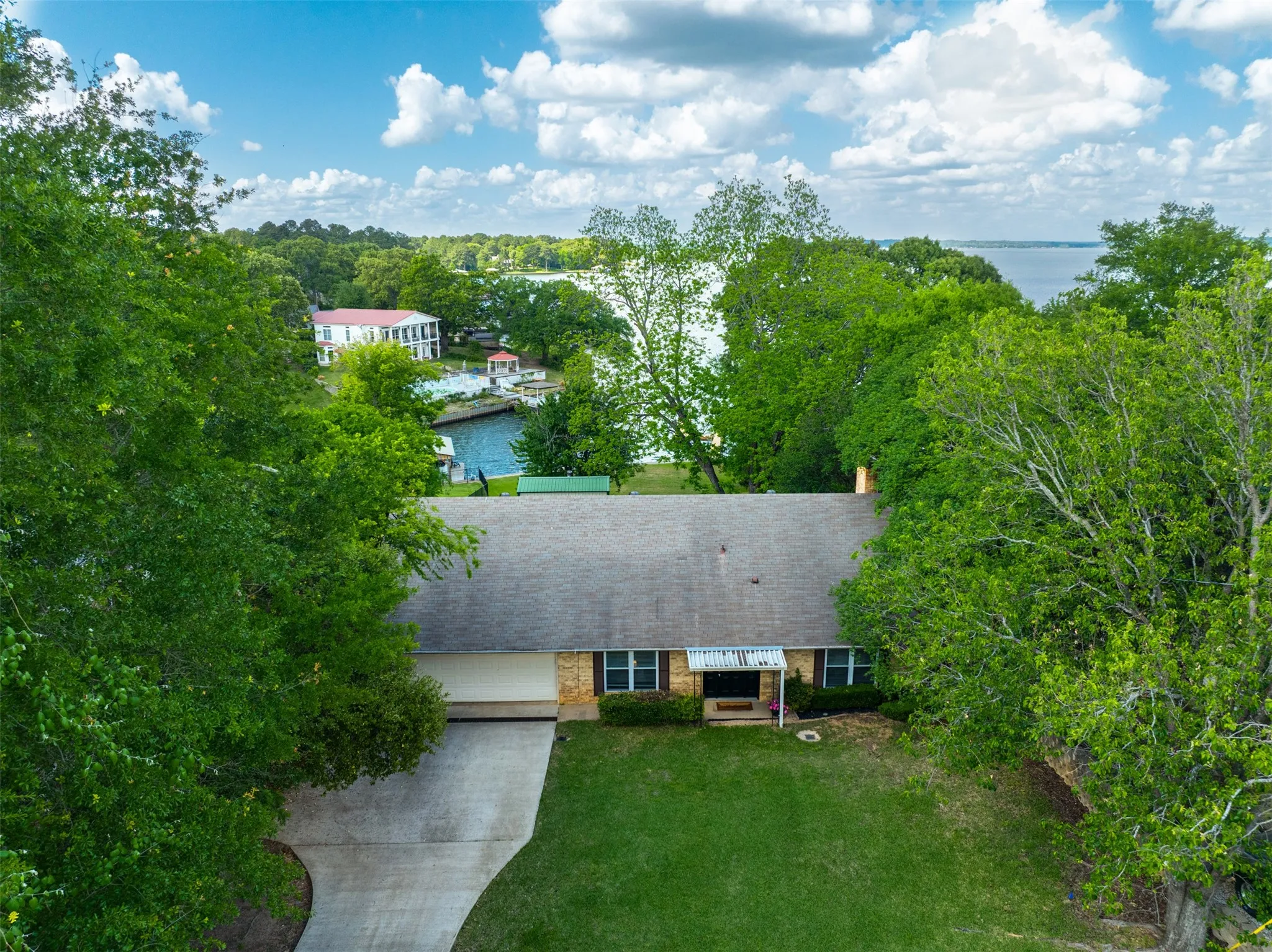 Single Family Residence For Sale in Henderson County , 23340 Three Points Drive, Frankston, Texas 75763, 3 Bedrooms, 3 Bathrooms, 2 Garage spaces, 2,320 Sqft, built in 1976, Preowned, Price $599,000, mls#21240538, Real Estate Agent in Frankston, Homes For Sale in Henderson county, Homes For Sale in Frankston, Realtor in Frankston Texas, Real Estate Brokerage Independent Realty Texas, Luminita Cordes Realtor