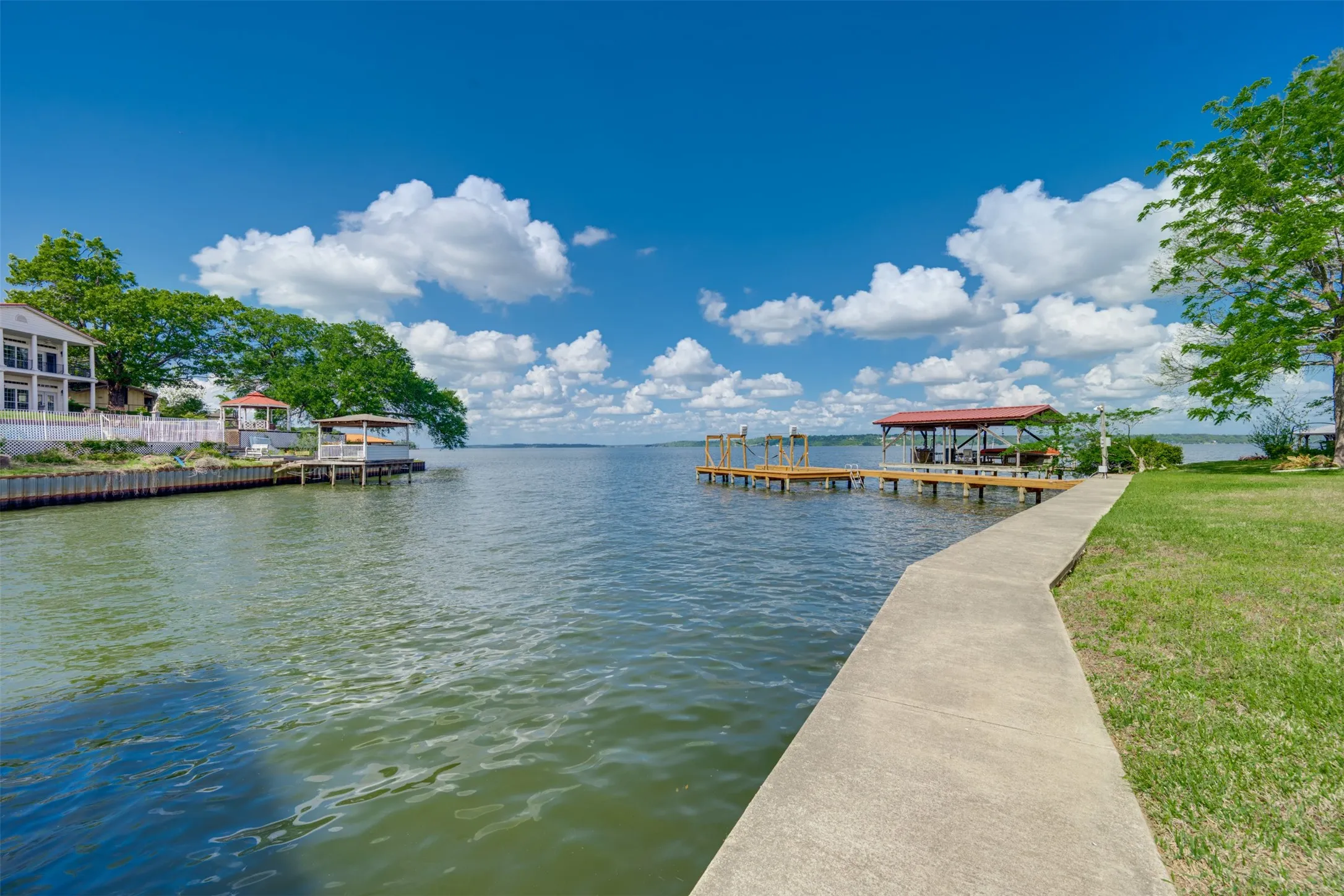 Single Family Residence For Sale in Henderson County , 23340 Three Points Drive, Frankston, Texas 75763, 3 Bedrooms, 3 Bathrooms, 2 Garage spaces, 2,320 Sqft, built in 1976, Preowned, Price $599,000, mls#21240538, Real Estate Agent in Frankston, Homes For Sale in Henderson county, Homes For Sale in Frankston, Realtor in Frankston Texas, Real Estate Brokerage Independent Realty Texas, Luminita Cordes Realtor