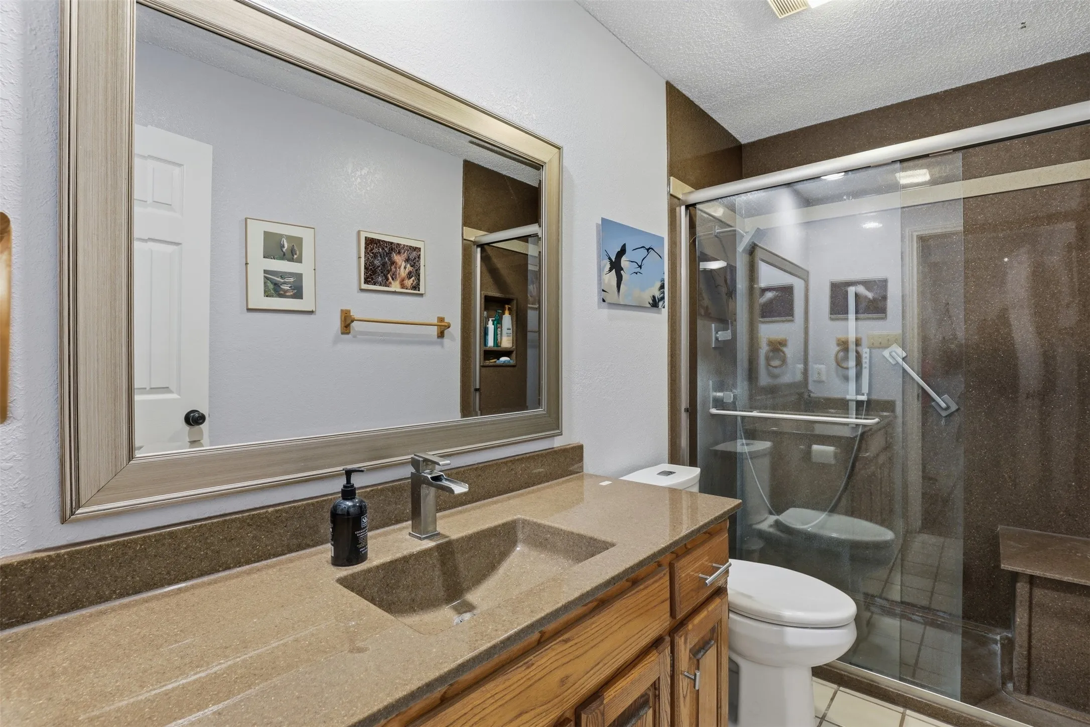 Single Family Residence For Sale in Tarrant County , 1945 Bluebird Avenue, Fort Worth, Texas 76111, 3 Bedroom, 3 Bathroom, 2 Garage spaces, 2,413 Sqft, built in 1987, Preowned, mls#21239573, Real Estate Agent in Fort Worth, Homes For Sale in Tarrant county, Homes For Sale in Fort Worth, Realtor in Fort Worth Texas, Real Estate Brokerage Independent Realty Texas, Luminita Cordes Realtor