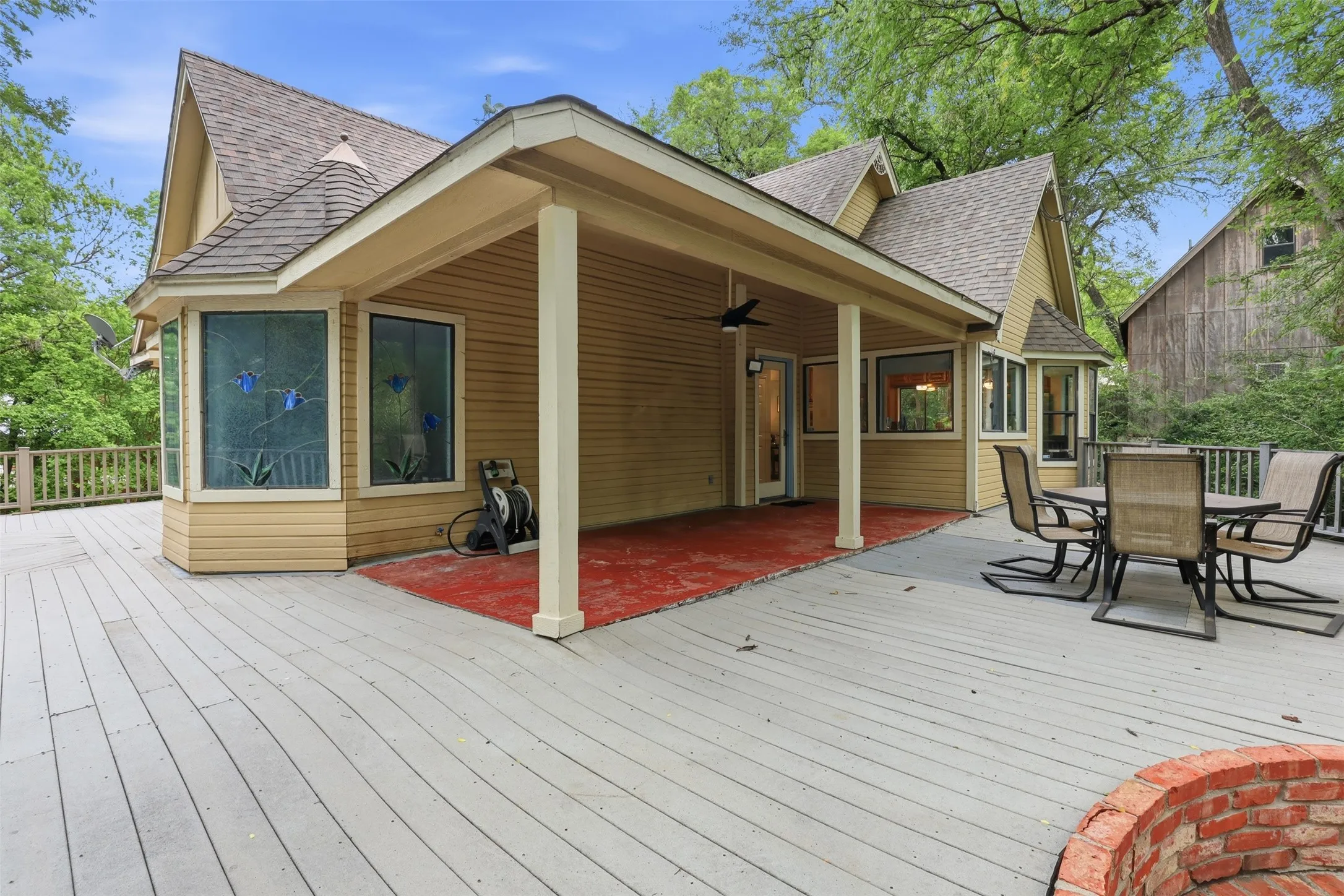 Single Family Residence For Sale in Tarrant County , 1945 Bluebird Avenue, Fort Worth, Texas 76111, 3 Bedroom, 3 Bathroom, 2 Garage spaces, 2,413 Sqft, built in 1987, Preowned, mls#21239573, Real Estate Agent in Fort Worth, Homes For Sale in Tarrant county, Homes For Sale in Fort Worth, Realtor in Fort Worth Texas, Real Estate Brokerage Independent Realty Texas, Luminita Cordes Realtor