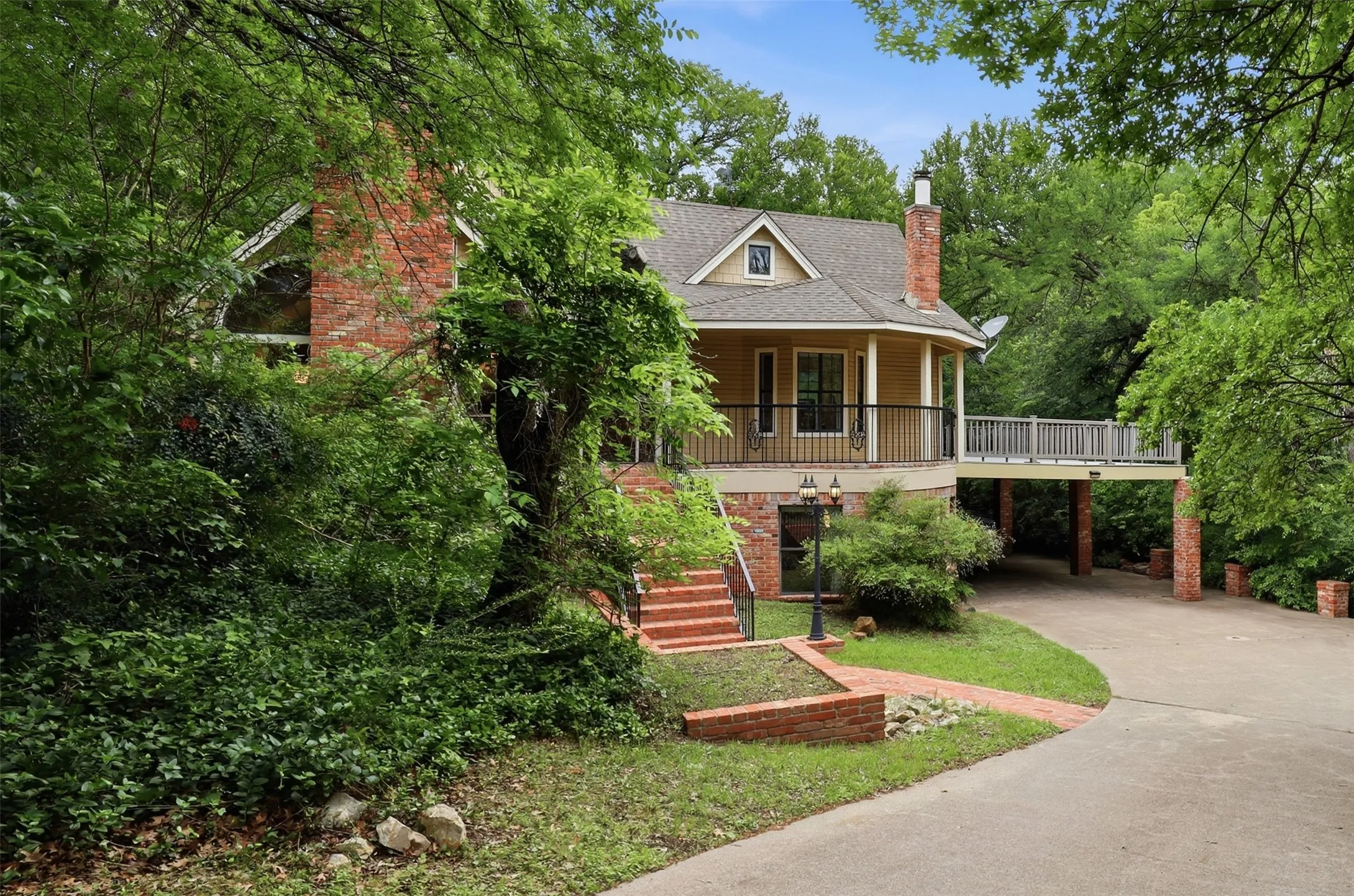 Single Family Residence For Sale in Tarrant County , 1945 Bluebird Avenue, Fort Worth, Texas 76111, 3 Bedroom, 3 Bathroom, 2 Garage spaces, 2,413 Sqft, built in 1987, Preowned, mls#21239573, Real Estate Agent in Fort Worth, Homes For Sale in Tarrant county, Homes For Sale in Fort Worth, Realtor in Fort Worth Texas, Real Estate Brokerage Independent Realty Texas, Luminita Cordes Realtor