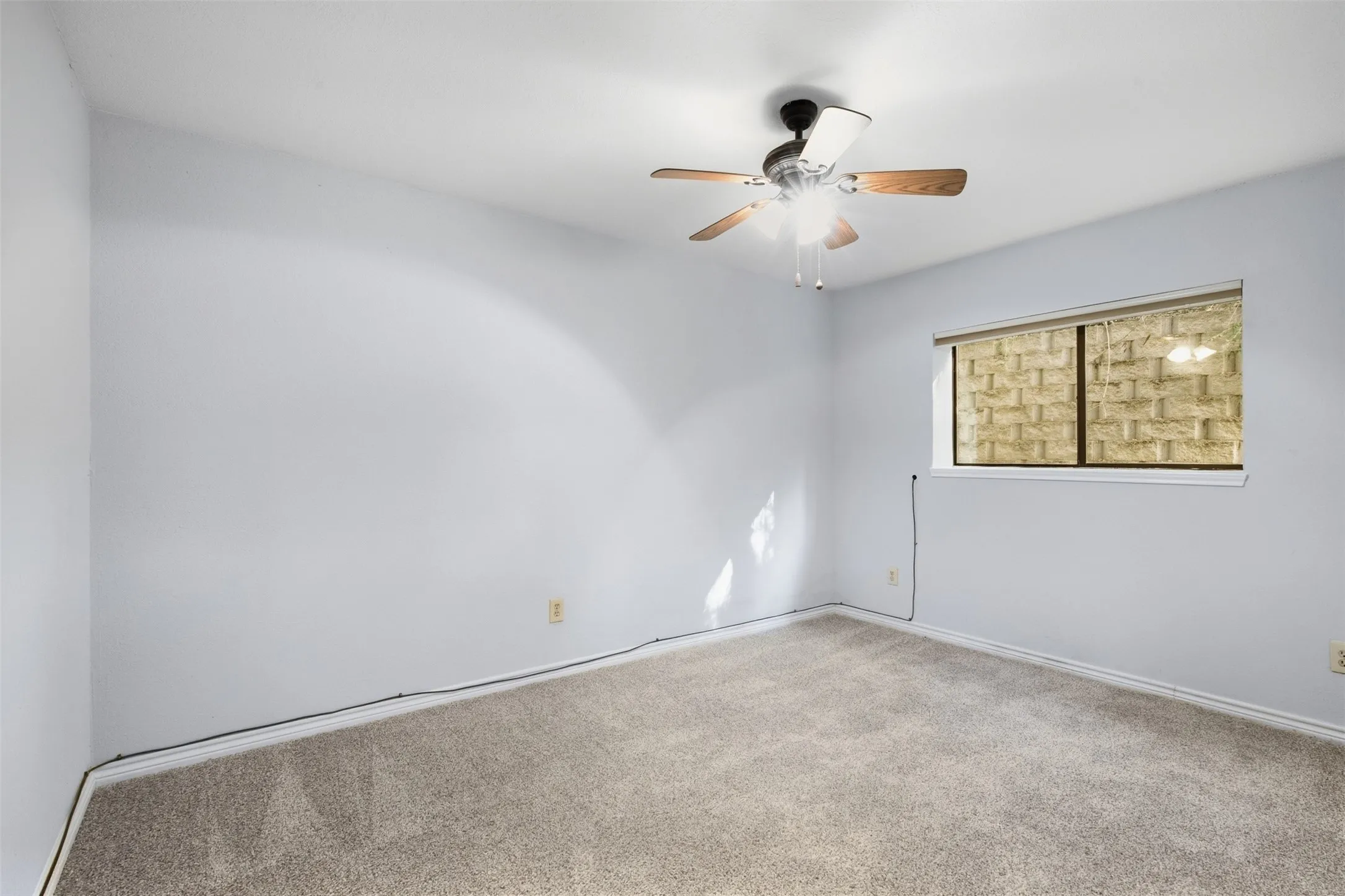 Single Family Residence For Sale in Tarrant County , 1945 Bluebird Avenue, Fort Worth, Texas 76111, 3 Bedroom, 3 Bathroom, 2 Garage spaces, 2,413 Sqft, built in 1987, Preowned, mls#21239573, Real Estate Agent in Fort Worth, Homes For Sale in Tarrant county, Homes For Sale in Fort Worth, Realtor in Fort Worth Texas, Real Estate Brokerage Independent Realty Texas, Luminita Cordes Realtor