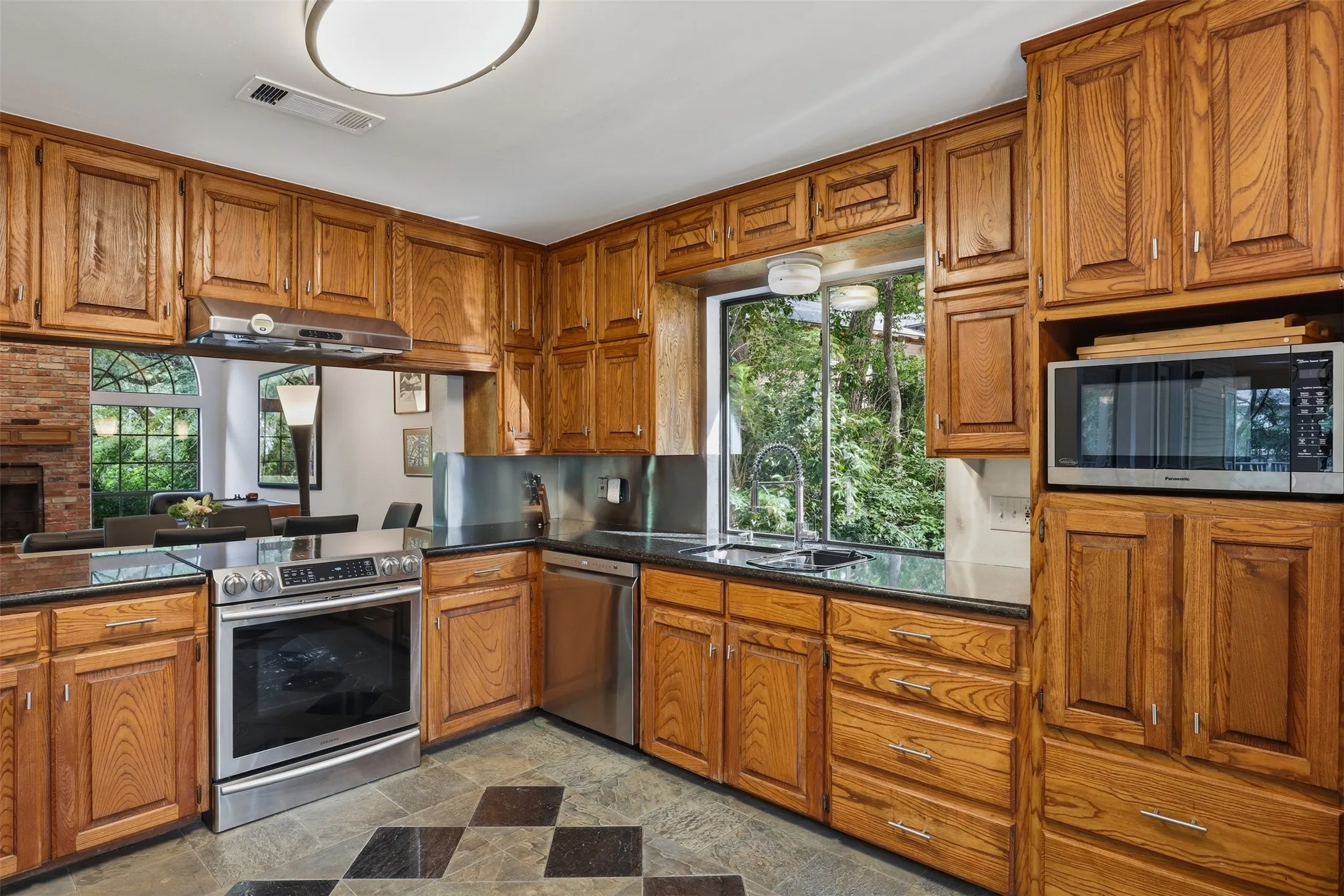 Single Family Residence For Sale in Tarrant County , 1945 Bluebird Avenue, Fort Worth, Texas 76111, 3 Bedroom, 3 Bathroom, 2 Garage spaces, 2,413 Sqft, built in 1987, Preowned, mls#21239573, Real Estate Agent in Fort Worth, Homes For Sale in Tarrant county, Homes For Sale in Fort Worth, Realtor in Fort Worth Texas, Real Estate Brokerage Independent Realty Texas, Luminita Cordes Realtor