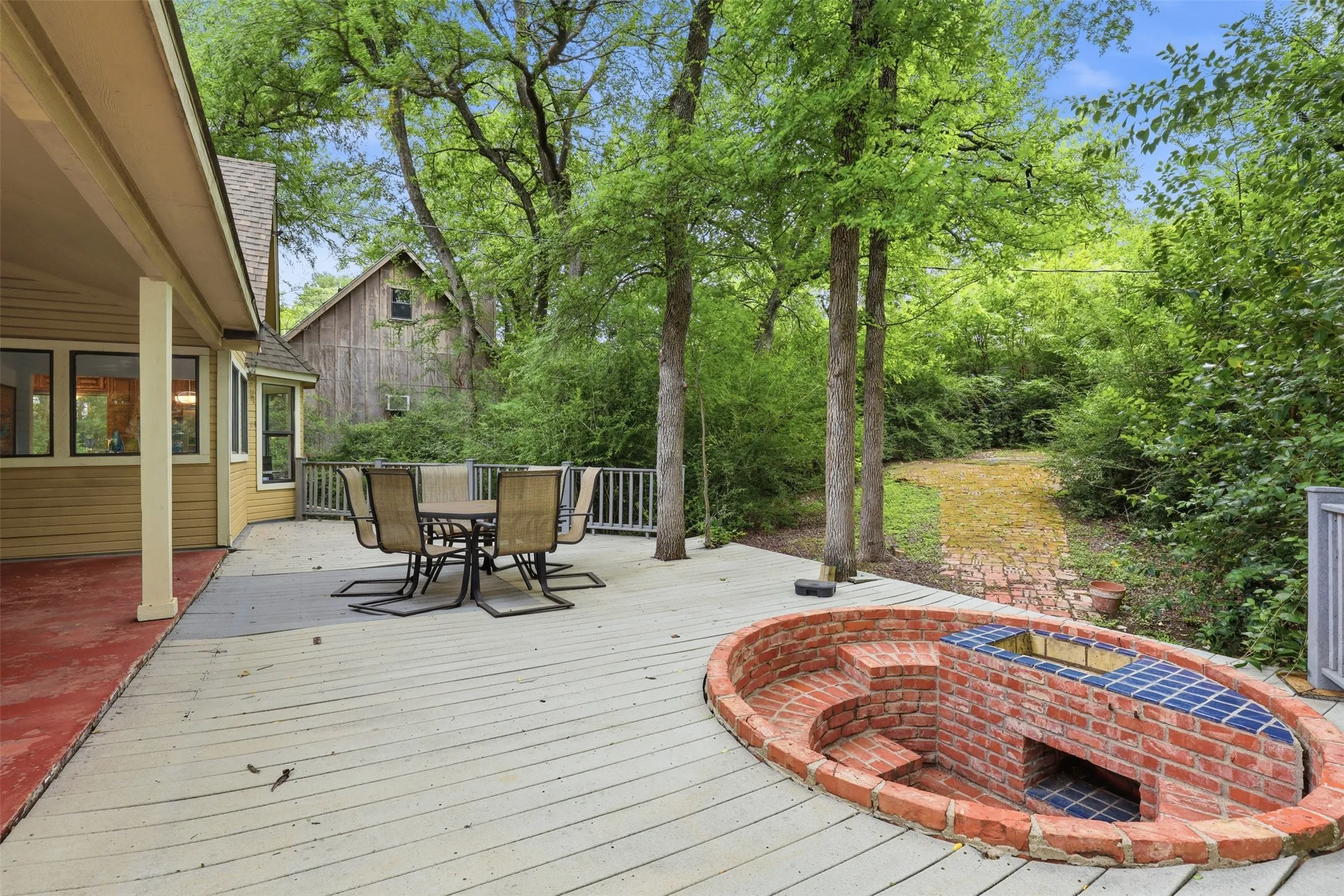 Single Family Residence For Sale in Tarrant County , 1945 Bluebird Avenue, Fort Worth, Texas 76111, 3 Bedroom, 3 Bathroom, 2 Garage spaces, 2,413 Sqft, built in 1987, Preowned, mls#21239573, Real Estate Agent in Fort Worth, Homes For Sale in Tarrant county, Homes For Sale in Fort Worth, Realtor in Fort Worth Texas, Real Estate Brokerage Independent Realty Texas, Luminita Cordes Realtor
