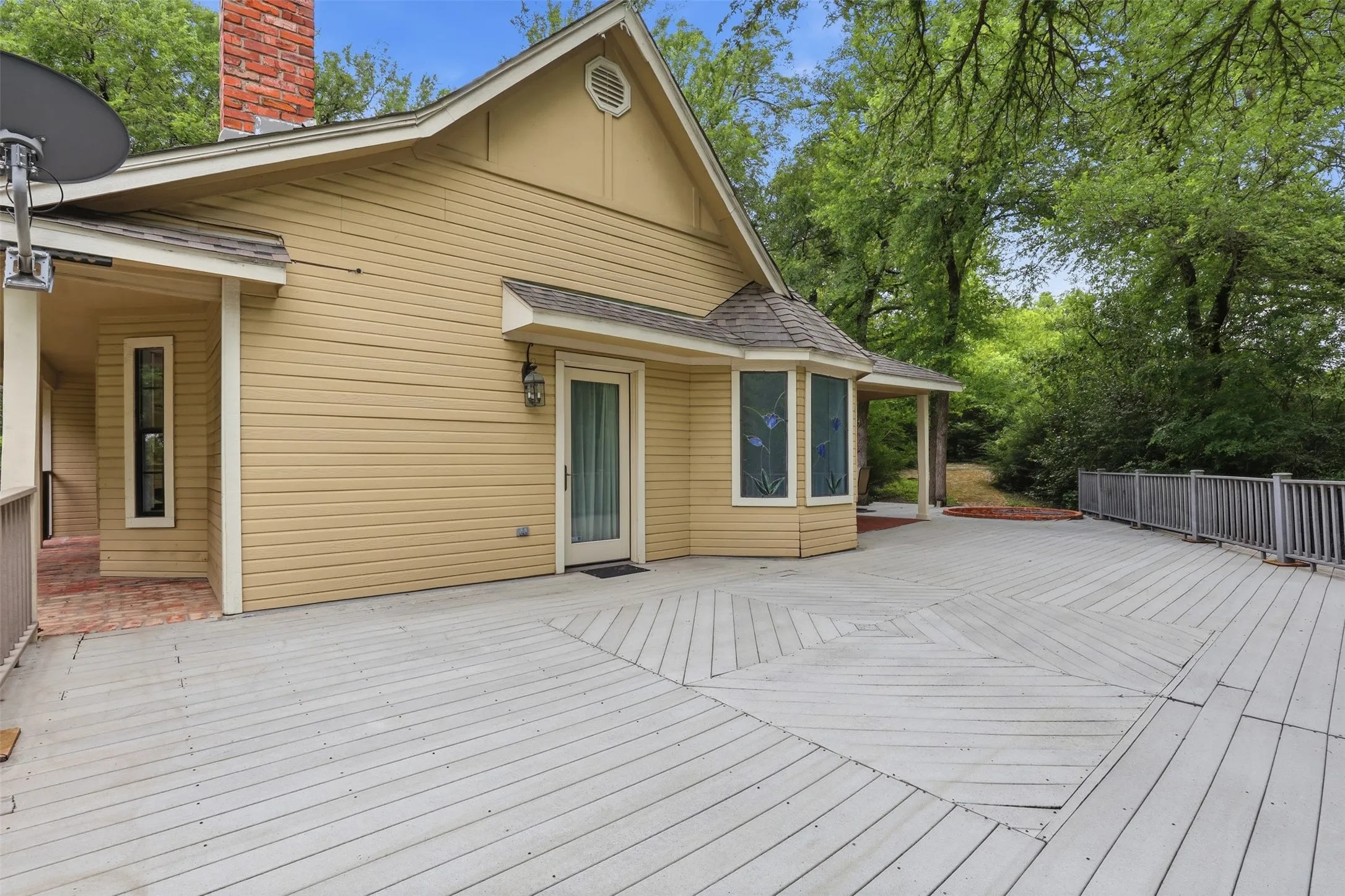 Single Family Residence For Sale in Tarrant County , 1945 Bluebird Avenue, Fort Worth, Texas 76111, 3 Bedroom, 3 Bathroom, 2 Garage spaces, 2,413 Sqft, built in 1987, Preowned, mls#21239573, Real Estate Agent in Fort Worth, Homes For Sale in Tarrant county, Homes For Sale in Fort Worth, Realtor in Fort Worth Texas, Real Estate Brokerage Independent Realty Texas, Luminita Cordes Realtor