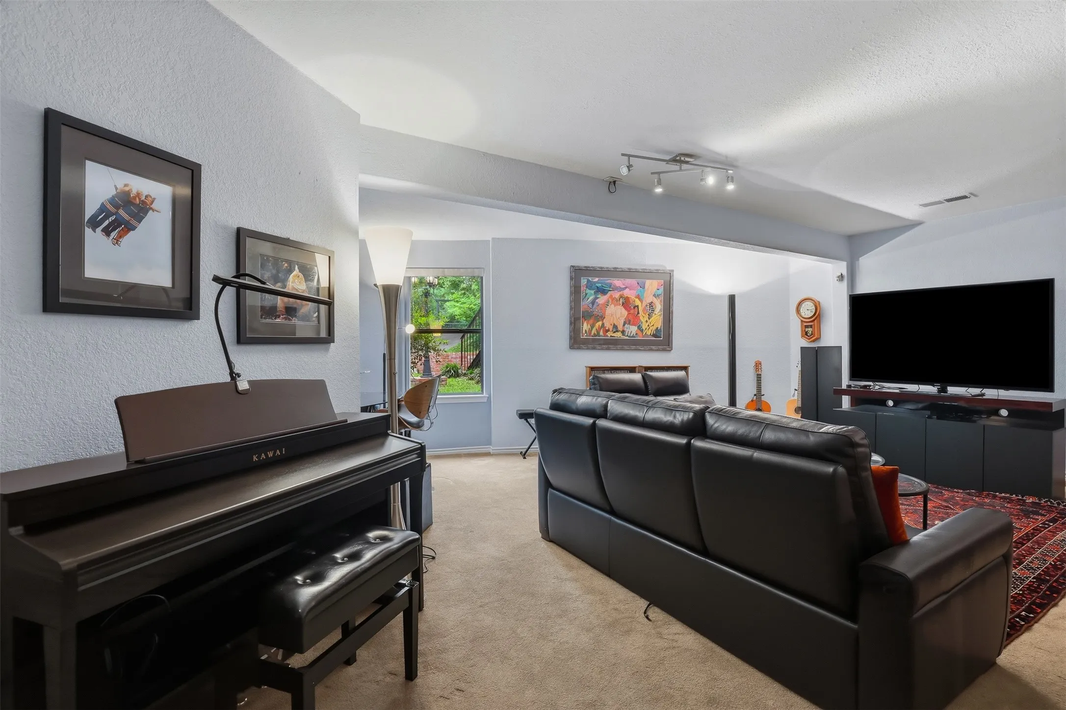 Single Family Residence For Sale in Tarrant County , 1945 Bluebird Avenue, Fort Worth, Texas 76111, 3 Bedroom, 3 Bathroom, 2 Garage spaces, 2,413 Sqft, built in 1987, Preowned, mls#21239573, Real Estate Agent in Fort Worth, Homes For Sale in Tarrant county, Homes For Sale in Fort Worth, Realtor in Fort Worth Texas, Real Estate Brokerage Independent Realty Texas, Luminita Cordes Realtor