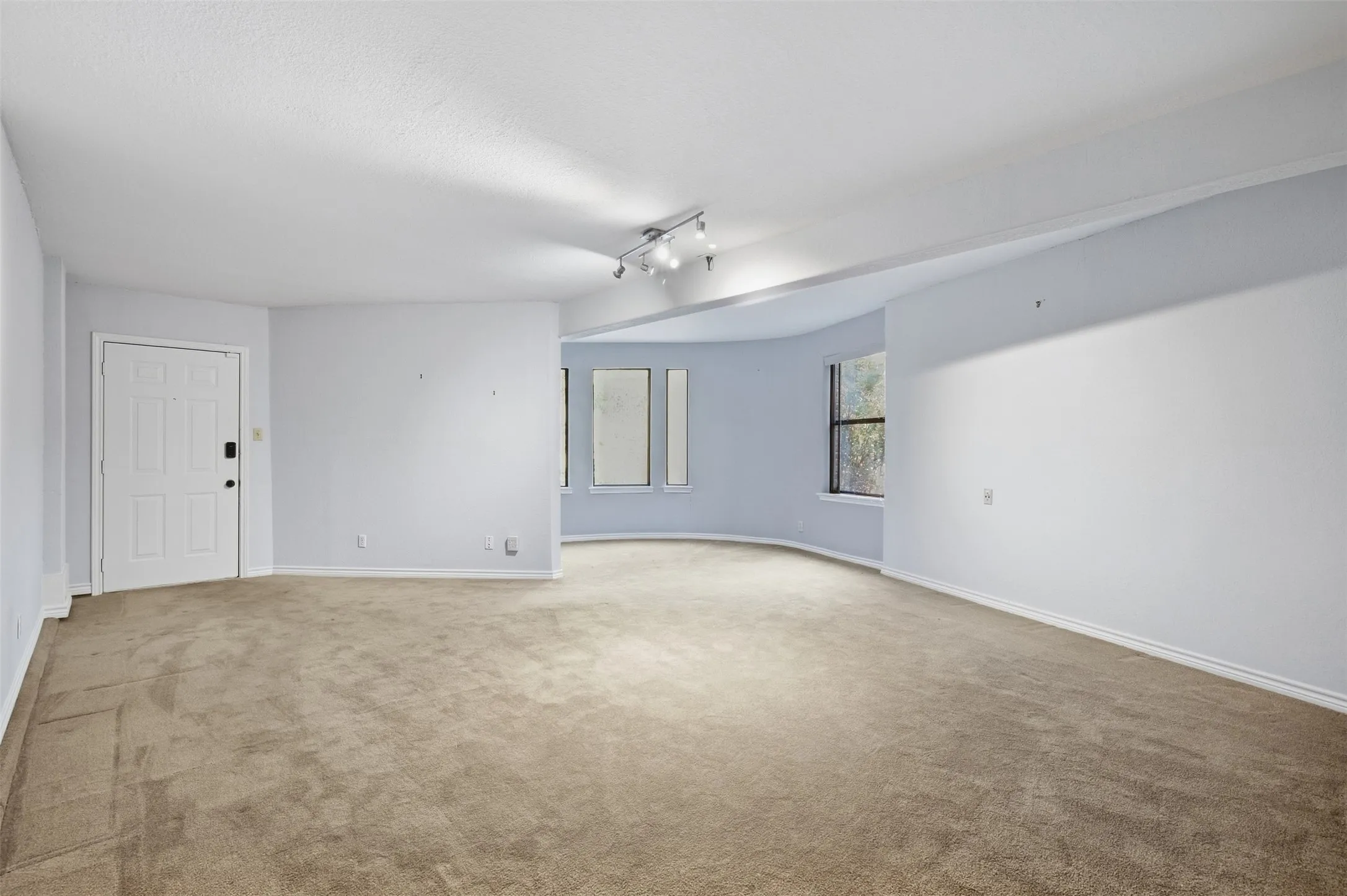 Single Family Residence For Sale in Tarrant County , 1945 Bluebird Avenue, Fort Worth, Texas 76111, 3 Bedroom, 3 Bathroom, 2 Garage spaces, 2,413 Sqft, built in 1987, Preowned, mls#21239573, Real Estate Agent in Fort Worth, Homes For Sale in Tarrant county, Homes For Sale in Fort Worth, Realtor in Fort Worth Texas, Real Estate Brokerage Independent Realty Texas, Luminita Cordes Realtor