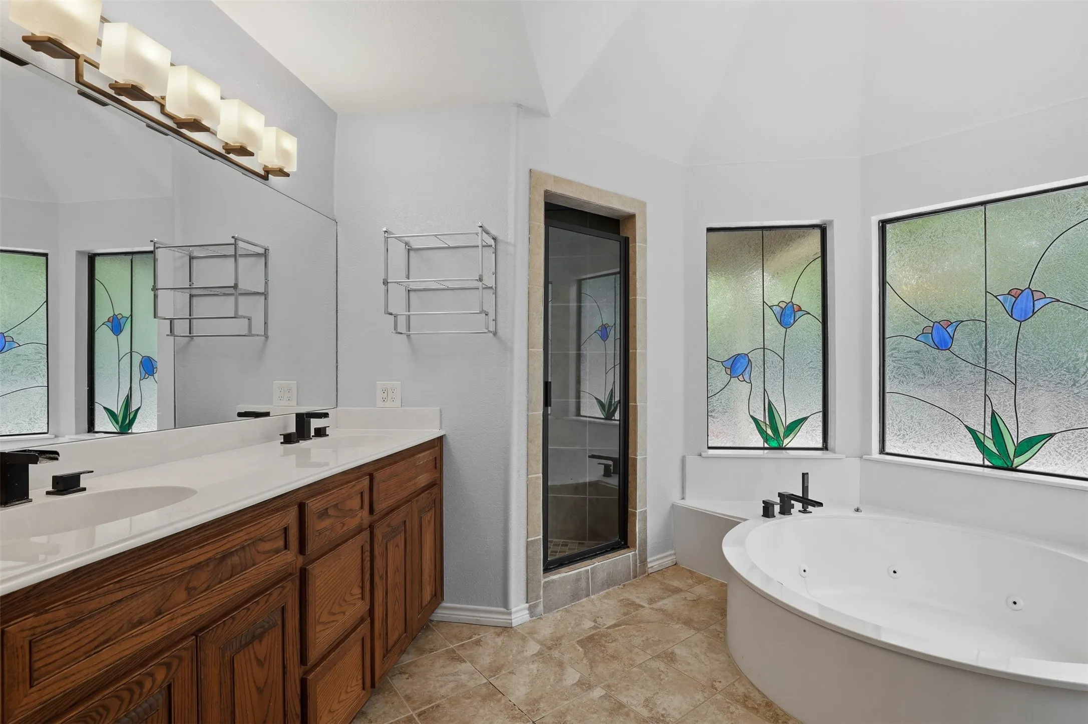 Single Family Residence For Sale in Tarrant County , 1945 Bluebird Avenue, Fort Worth, Texas 76111, 3 Bedroom, 3 Bathroom, 2 Garage spaces, 2,413 Sqft, built in 1987, Preowned, mls#21239573, Real Estate Agent in Fort Worth, Homes For Sale in Tarrant county, Homes For Sale in Fort Worth, Realtor in Fort Worth Texas, Real Estate Brokerage Independent Realty Texas, Luminita Cordes Realtor