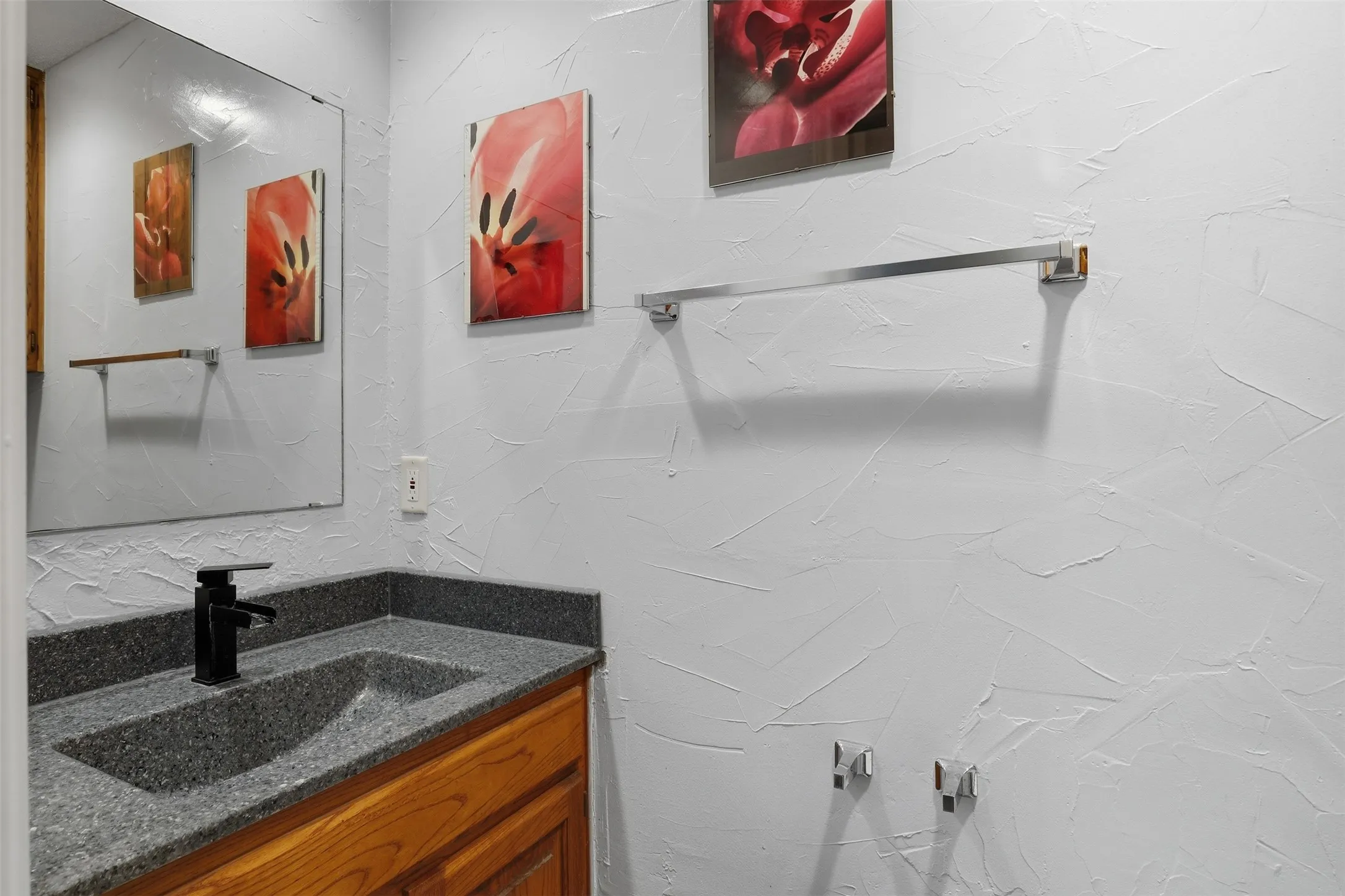 Single Family Residence For Sale in Tarrant County , 1945 Bluebird Avenue, Fort Worth, Texas 76111, 3 Bedroom, 3 Bathroom, 2 Garage spaces, 2,413 Sqft, built in 1987, Preowned, mls#21239573, Real Estate Agent in Fort Worth, Homes For Sale in Tarrant county, Homes For Sale in Fort Worth, Realtor in Fort Worth Texas, Real Estate Brokerage Independent Realty Texas, Luminita Cordes Realtor
