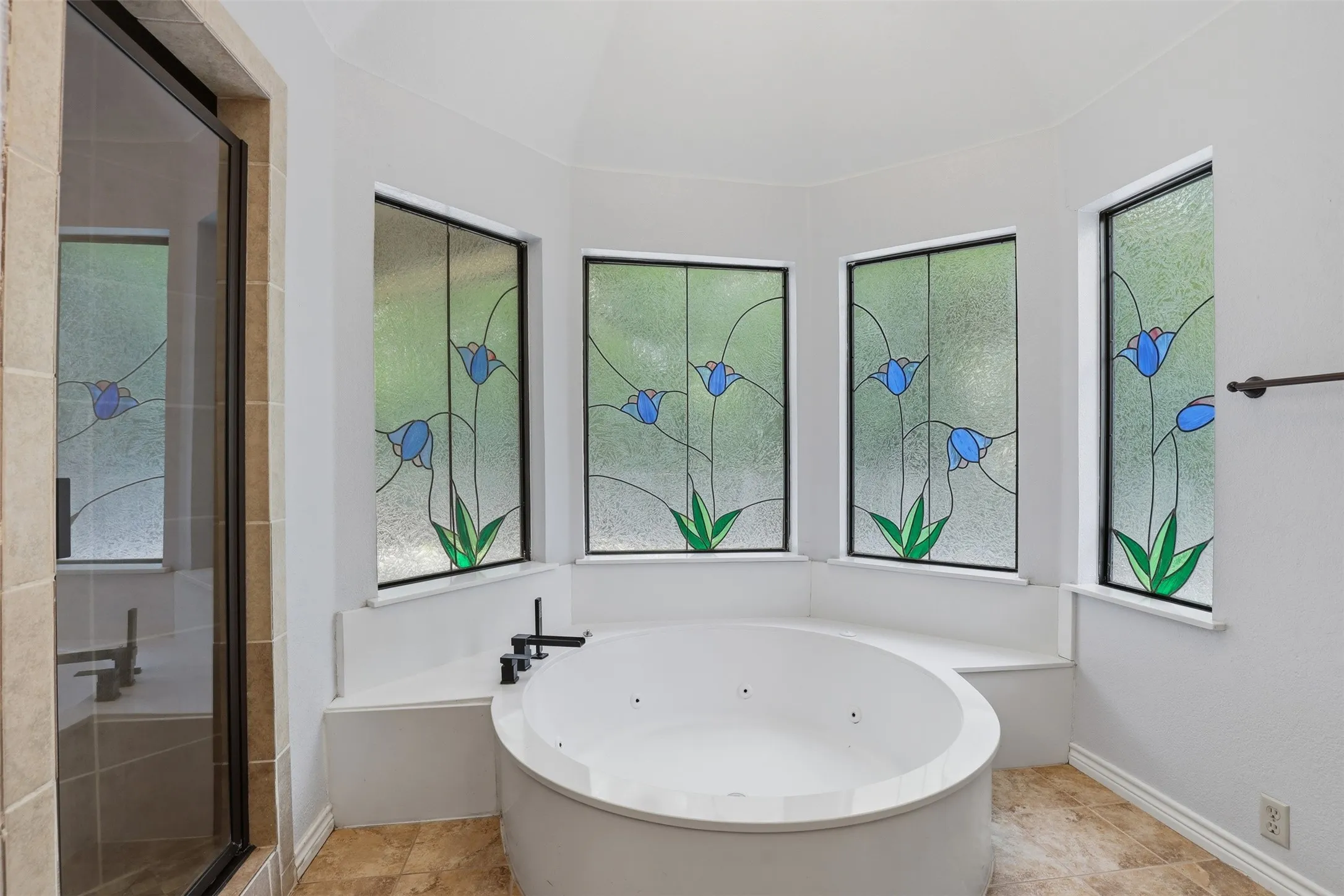 Single Family Residence For Sale in Tarrant County , 1945 Bluebird Avenue, Fort Worth, Texas 76111, 3 Bedroom, 3 Bathroom, 2 Garage spaces, 2,413 Sqft, built in 1987, Preowned, mls#21239573, Real Estate Agent in Fort Worth, Homes For Sale in Tarrant county, Homes For Sale in Fort Worth, Realtor in Fort Worth Texas, Real Estate Brokerage Independent Realty Texas, Luminita Cordes Realtor