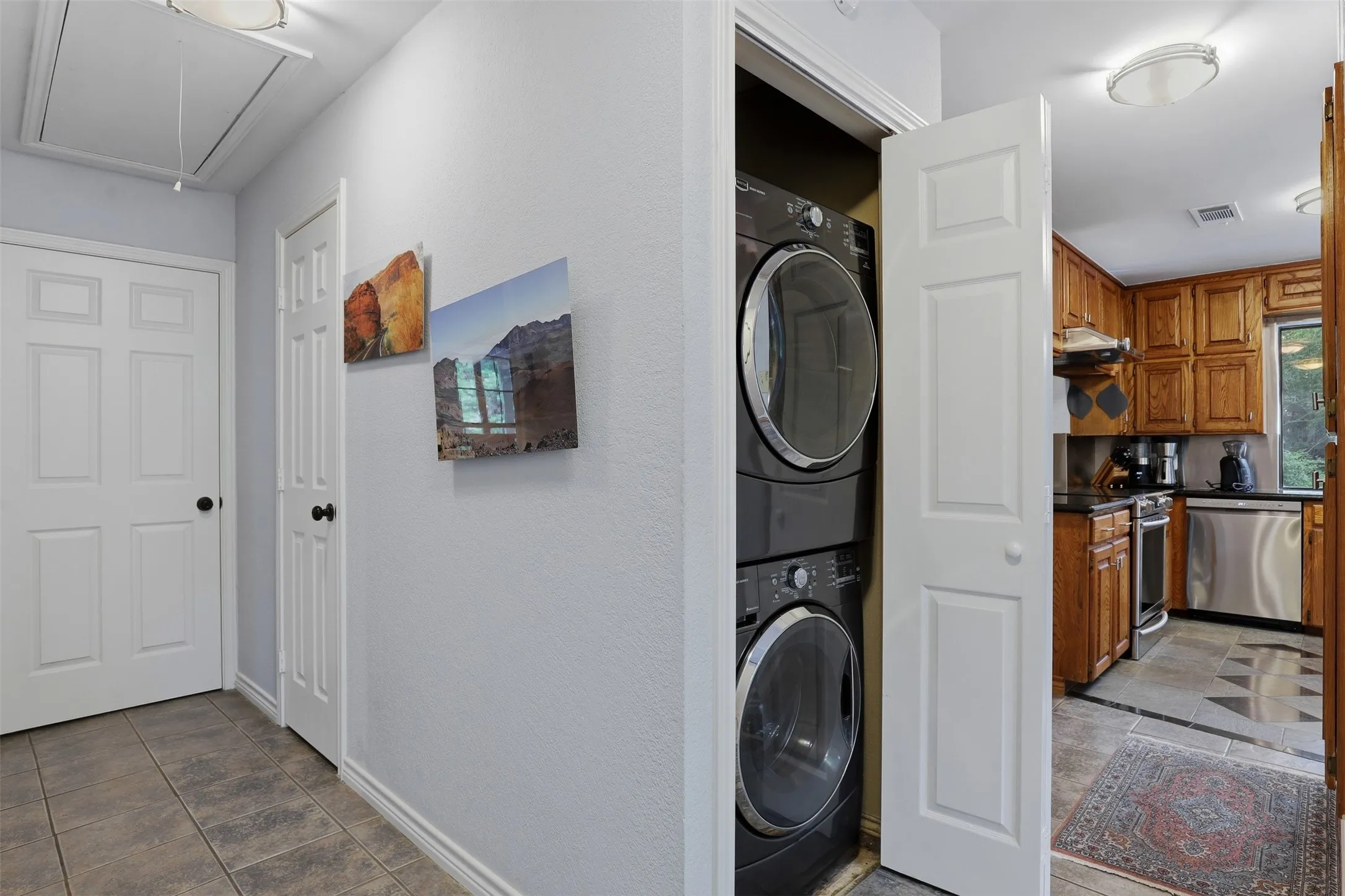 Single Family Residence For Sale in Tarrant County , 1945 Bluebird Avenue, Fort Worth, Texas 76111, 3 Bedroom, 3 Bathroom, 2 Garage spaces, 2,413 Sqft, built in 1987, Preowned, mls#21239573, Real Estate Agent in Fort Worth, Homes For Sale in Tarrant county, Homes For Sale in Fort Worth, Realtor in Fort Worth Texas, Real Estate Brokerage Independent Realty Texas, Luminita Cordes Realtor